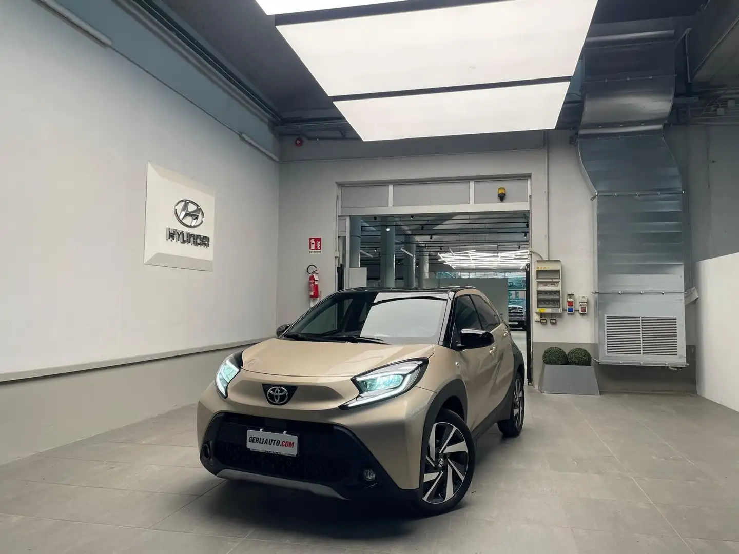 Toyota Aygo Aygo X  1.0 Lounge 72cv s-cvt / PROMO 48 /AUTOMAT Grau - 1