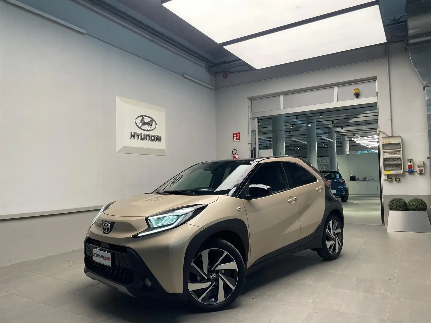 Toyota Aygo Aygo X  1.0 Lounge 72cv s-cvt / PROMO 48 /AUTOMAT Grau - 2