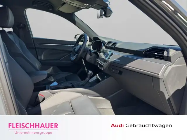 Audi Q3 view 19
