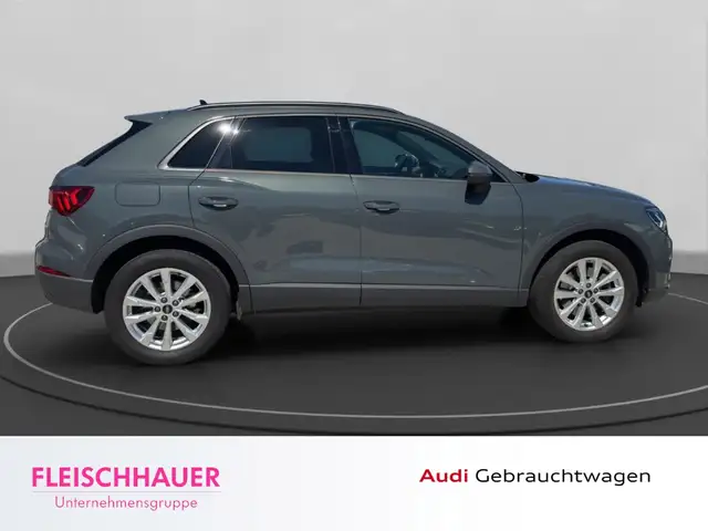 Audi Q3 view 8