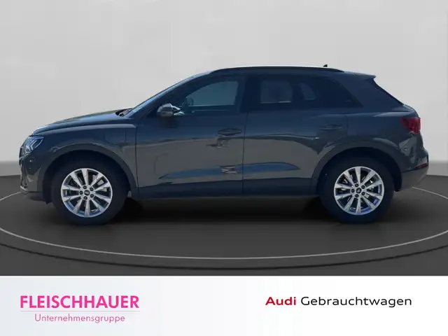 Audi Q3 view 3