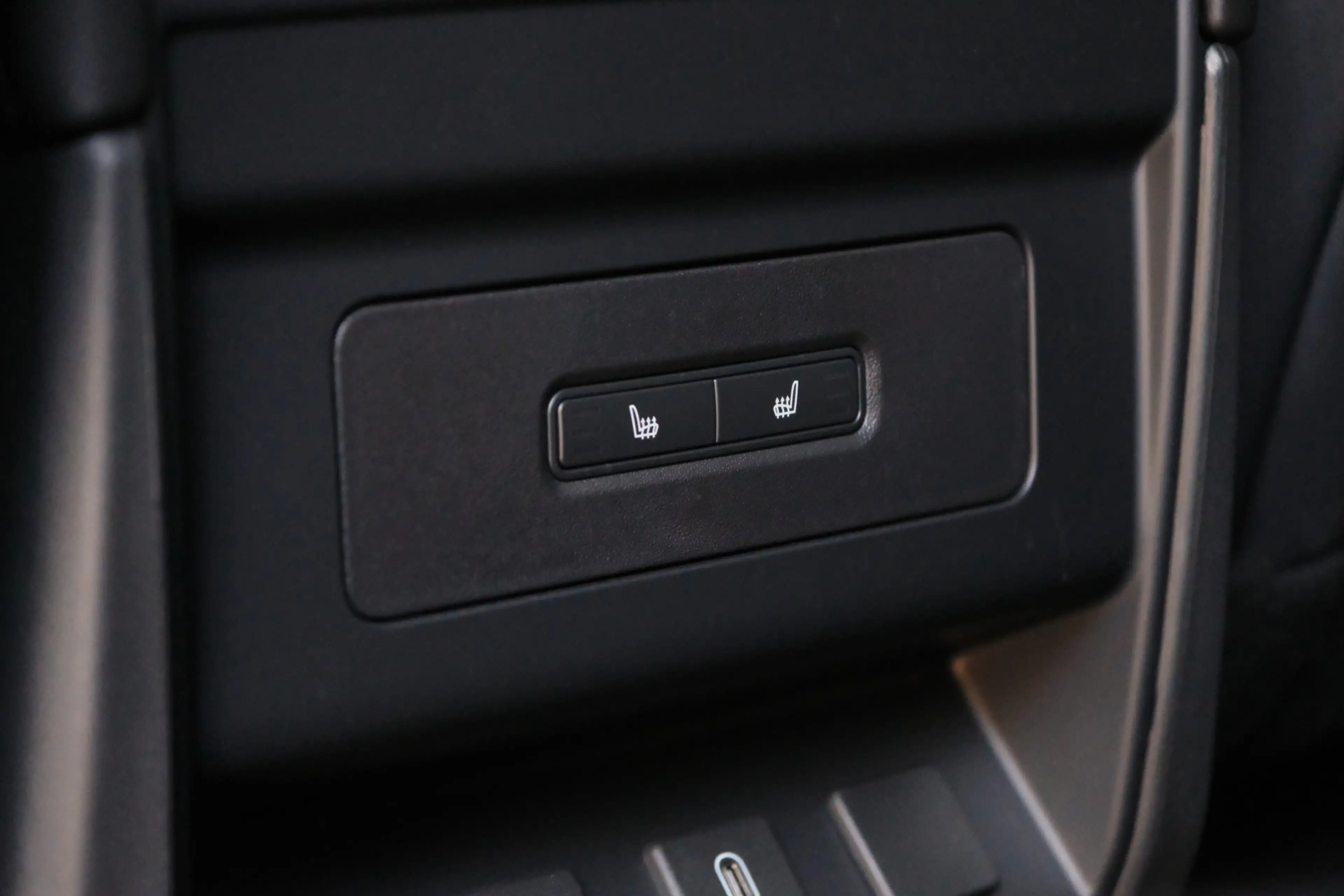 Land Rover Defender 110 2.0 P300e 110 X-Dynamic SE | NP € 115.567,- | — photo 15