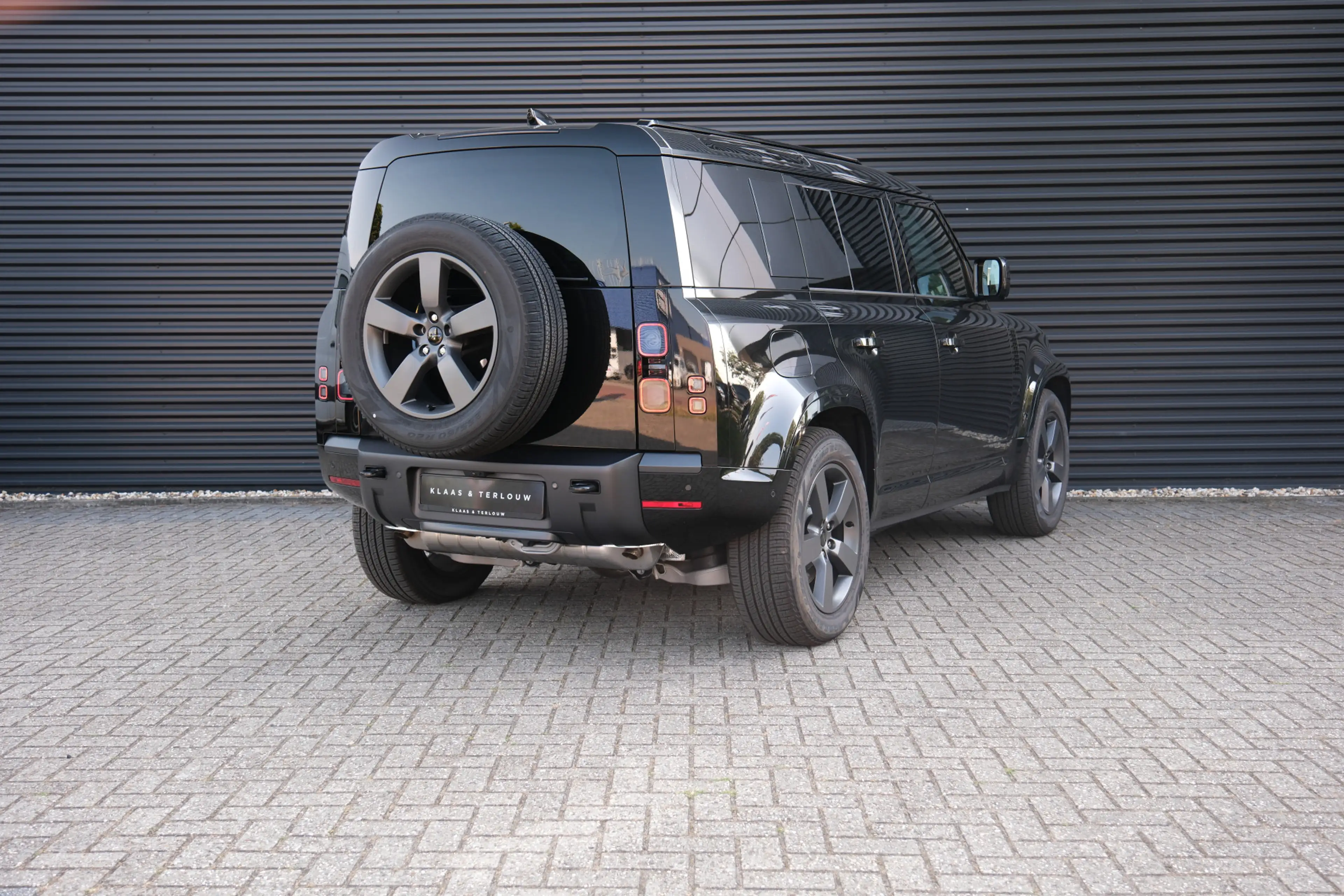 Land Rover Defender 110 2.0 P300e 110 X-Dynamic SE | NP € 115.567,- | — photo 8