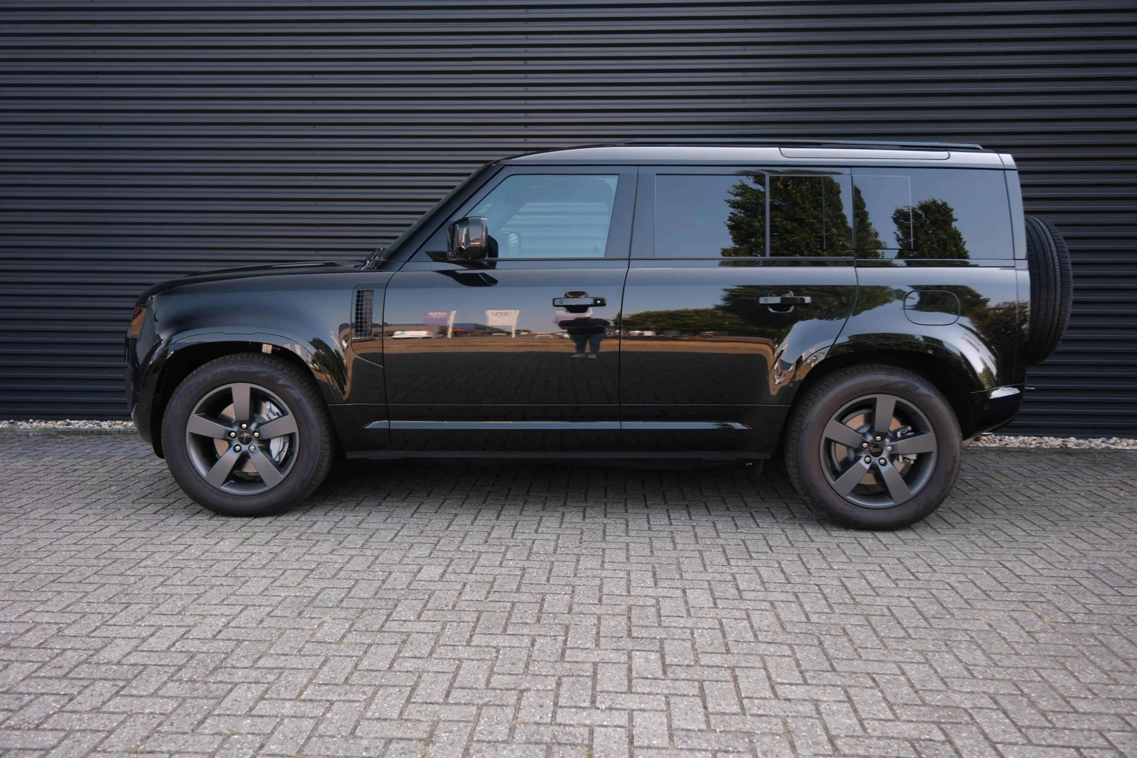 Land Rover Defender 110 2.0 P300e 110 X-Dynamic SE | NP € 115.567,- | — photo 2