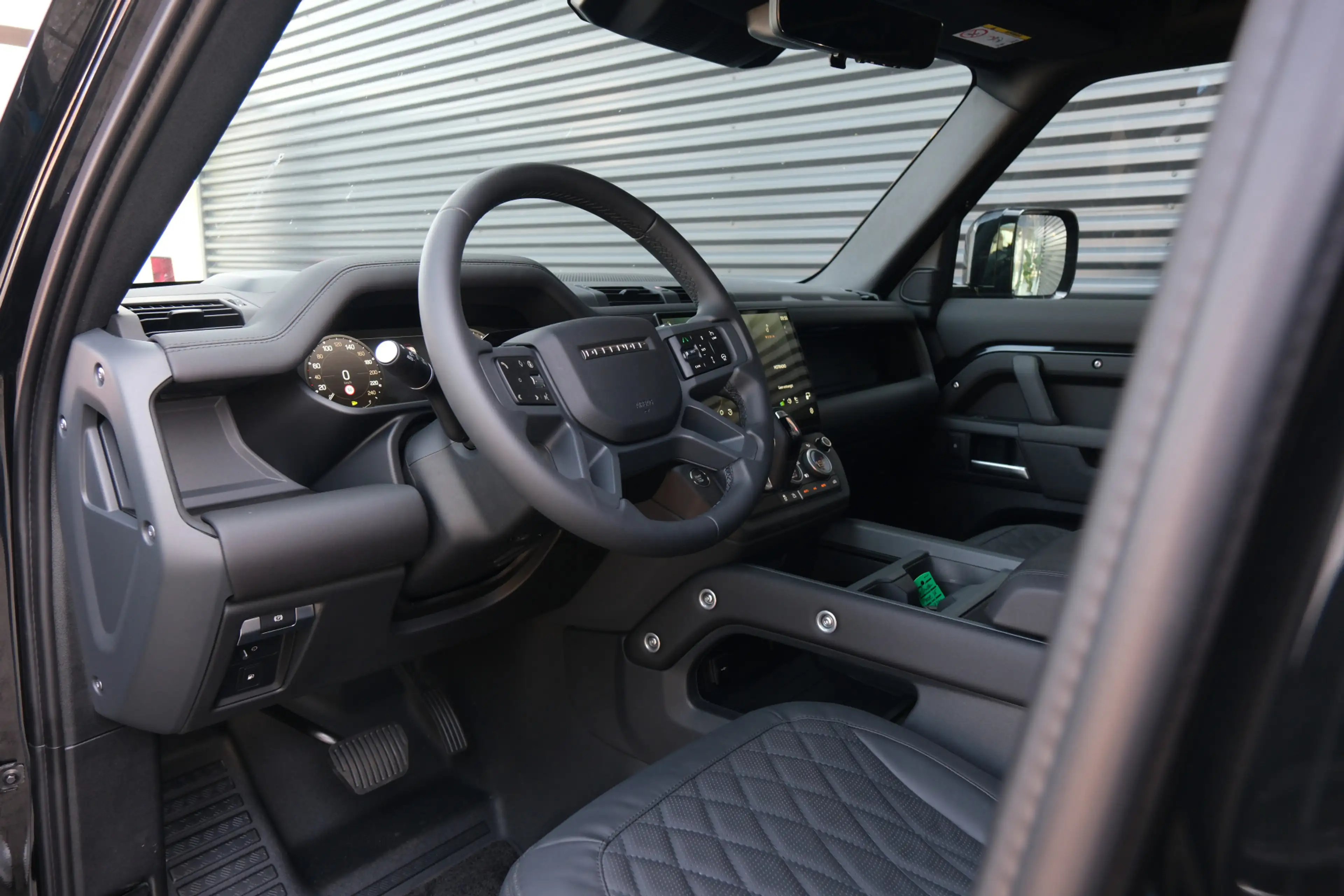 Land Rover Defender 110 2.0 P300e 110 X-Dynamic SE | NP € 115.567,- | — photo 12