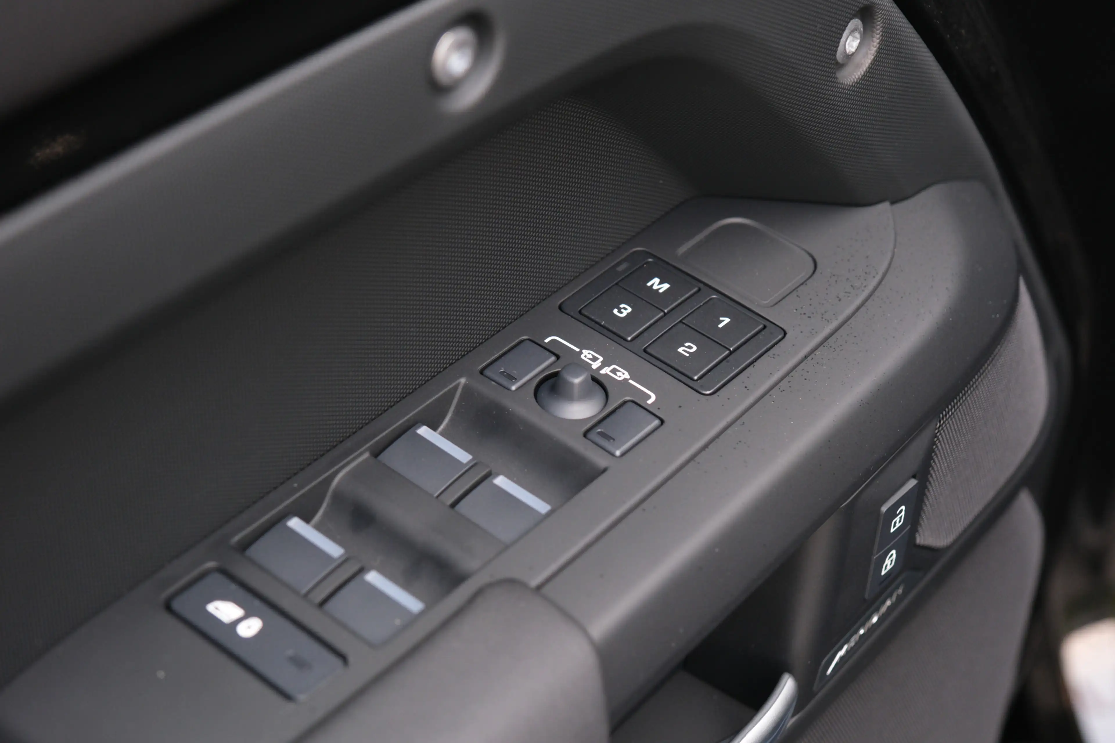 Land Rover Defender 110 2.0 P300e 110 X-Dynamic SE | NP € 115.567,- | — photo 14