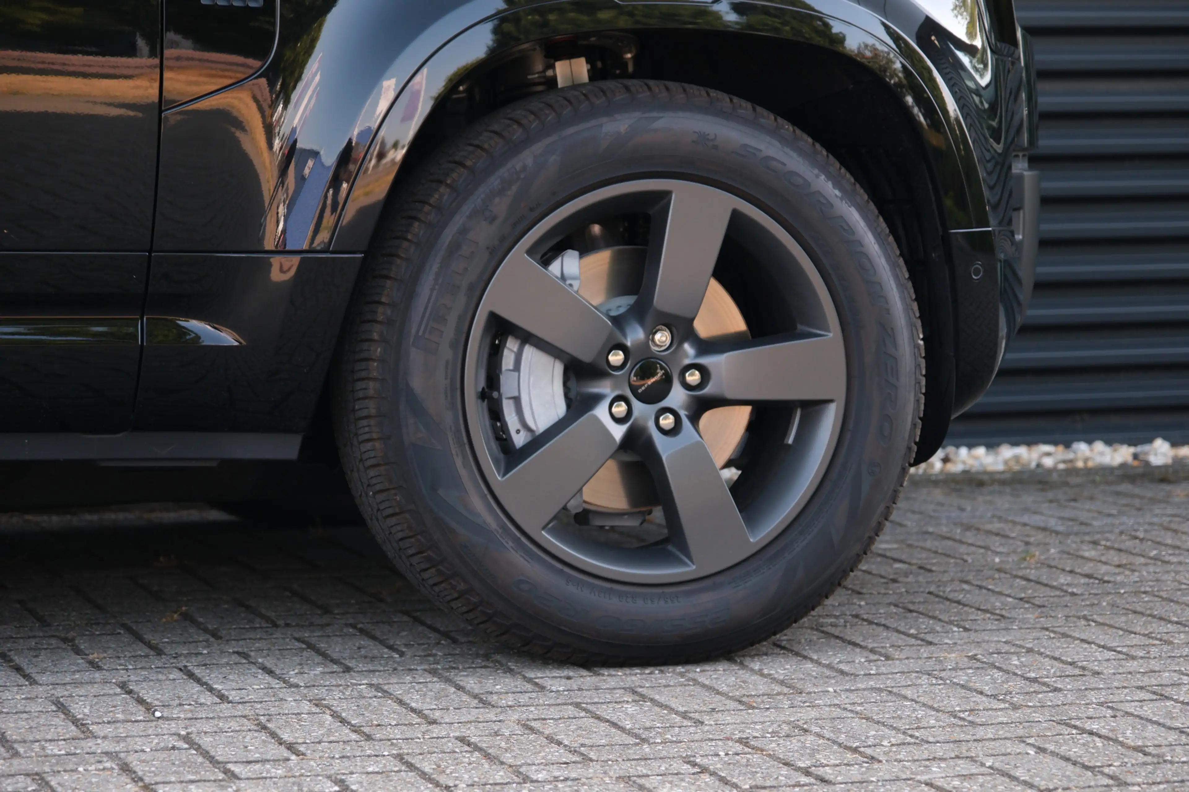 Land Rover Defender 110 2.0 P300e 110 X-Dynamic SE | NP € 115.567,- | — photo 11