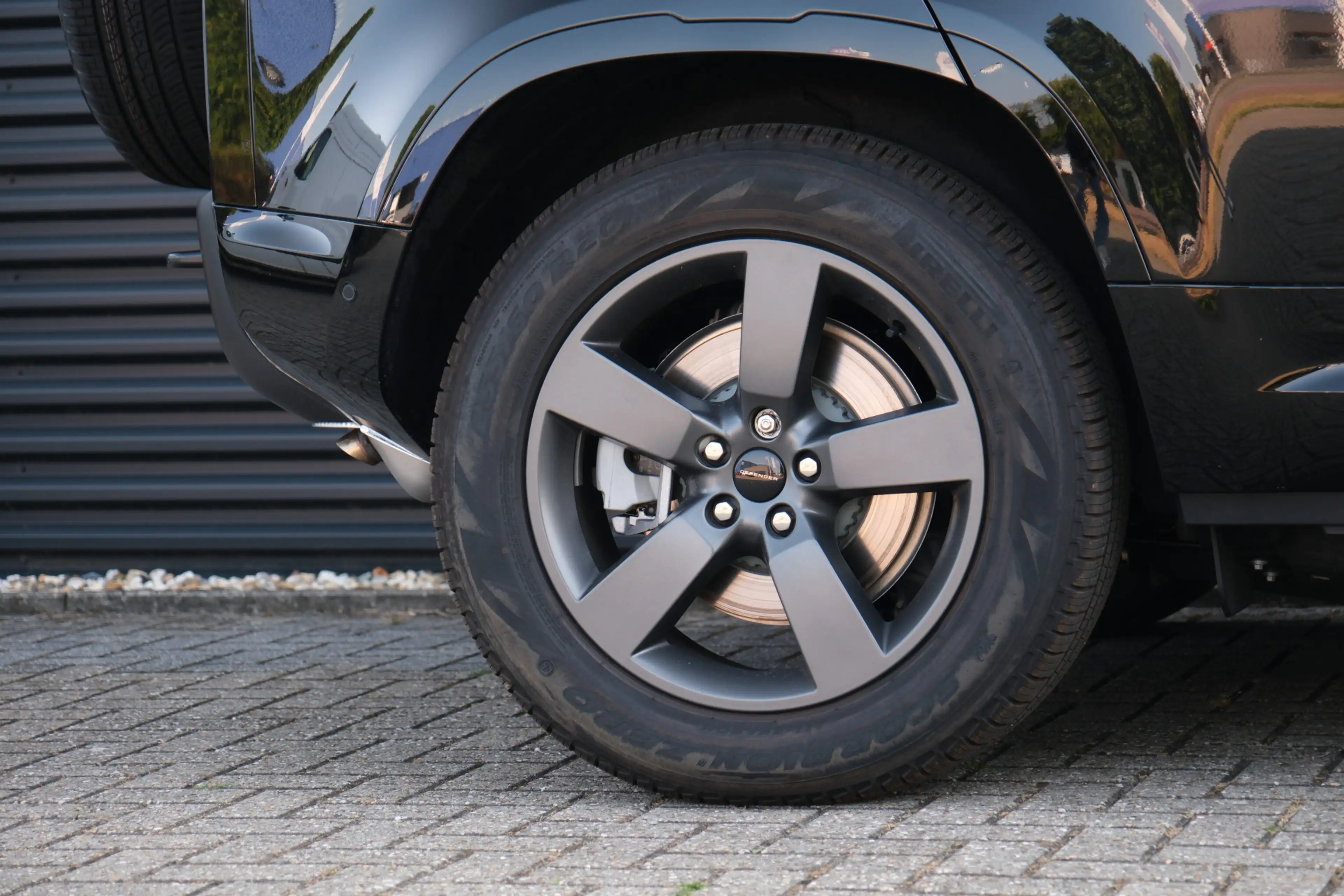 Land Rover Defender 110 2.0 P300e 110 X-Dynamic SE | NP € 115.567,- | — photo 10