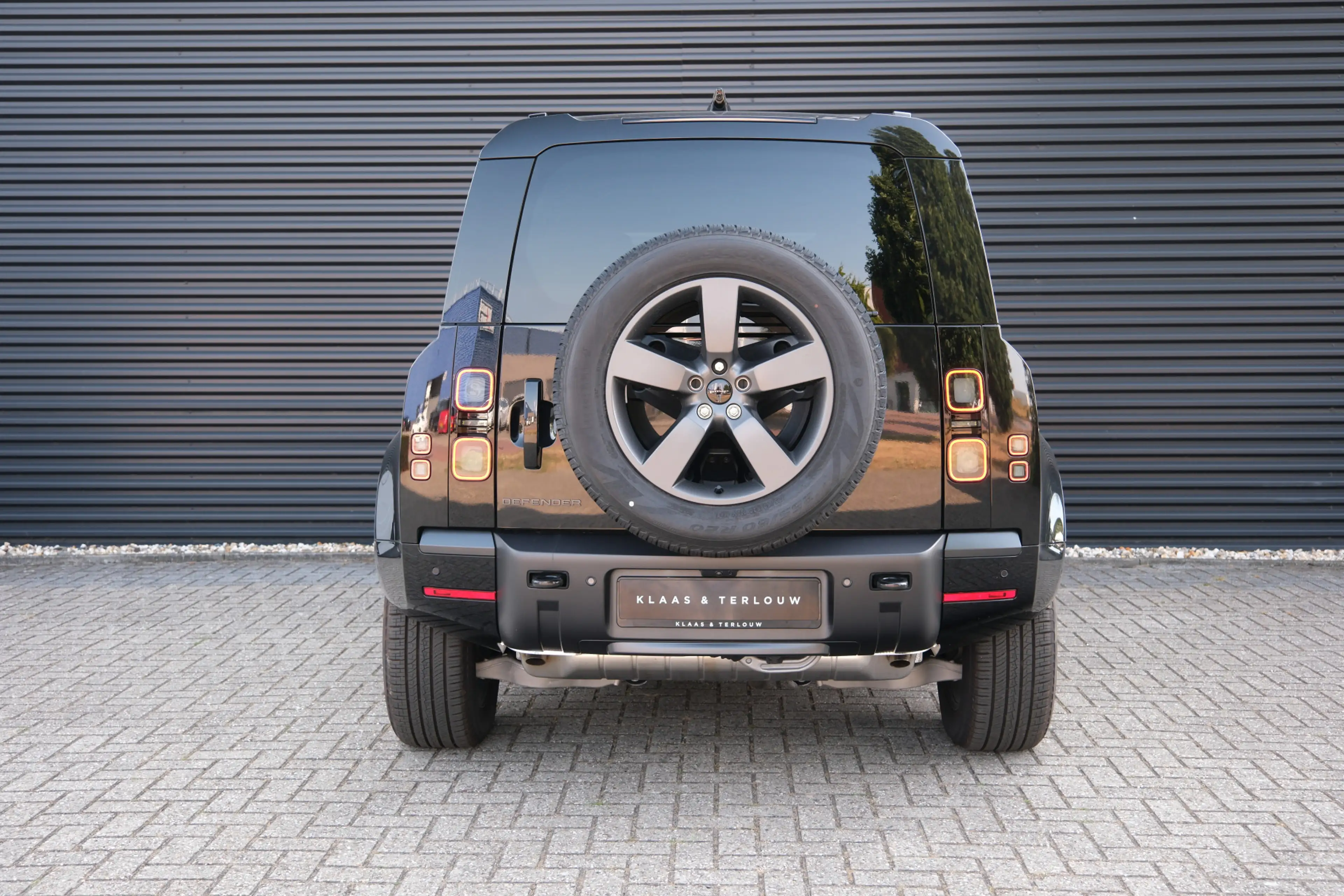 Land Rover Defender 110 2.0 P300e 110 X-Dynamic SE | NP € 115.567,- | — photo 7