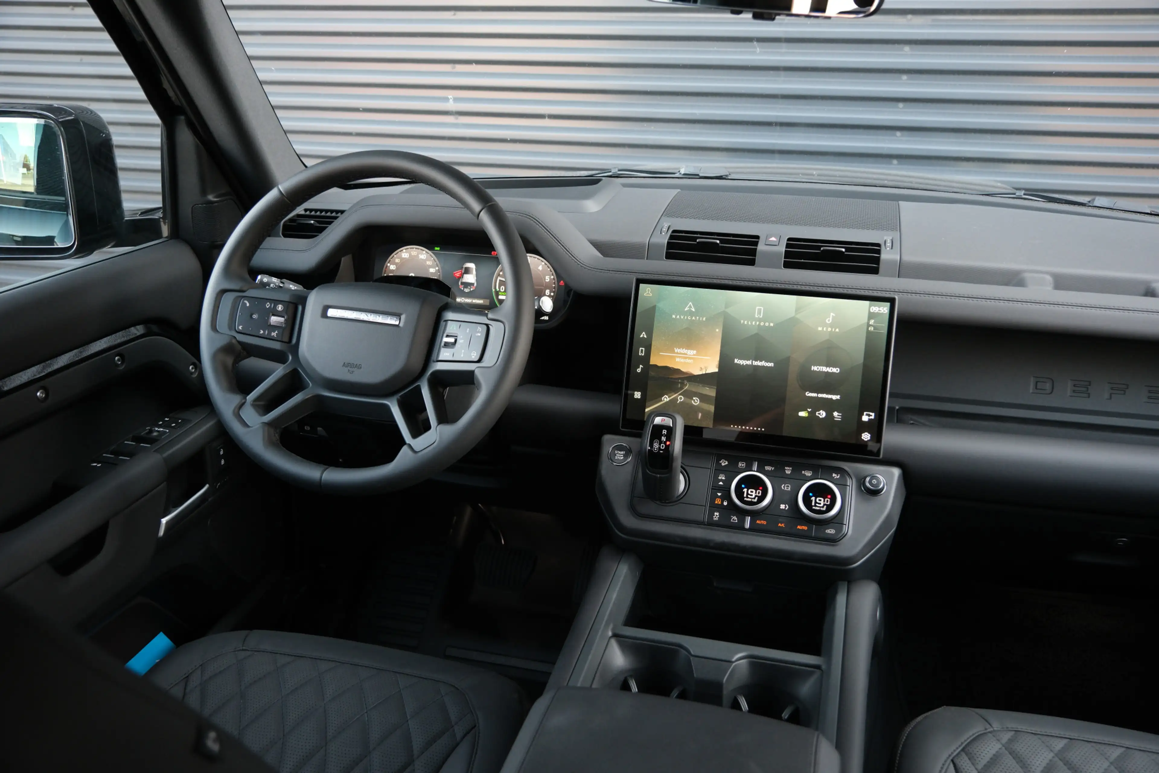 Land Rover Defender 110 2.0 P300e 110 X-Dynamic SE | NP € 115.567,- | — photo 3