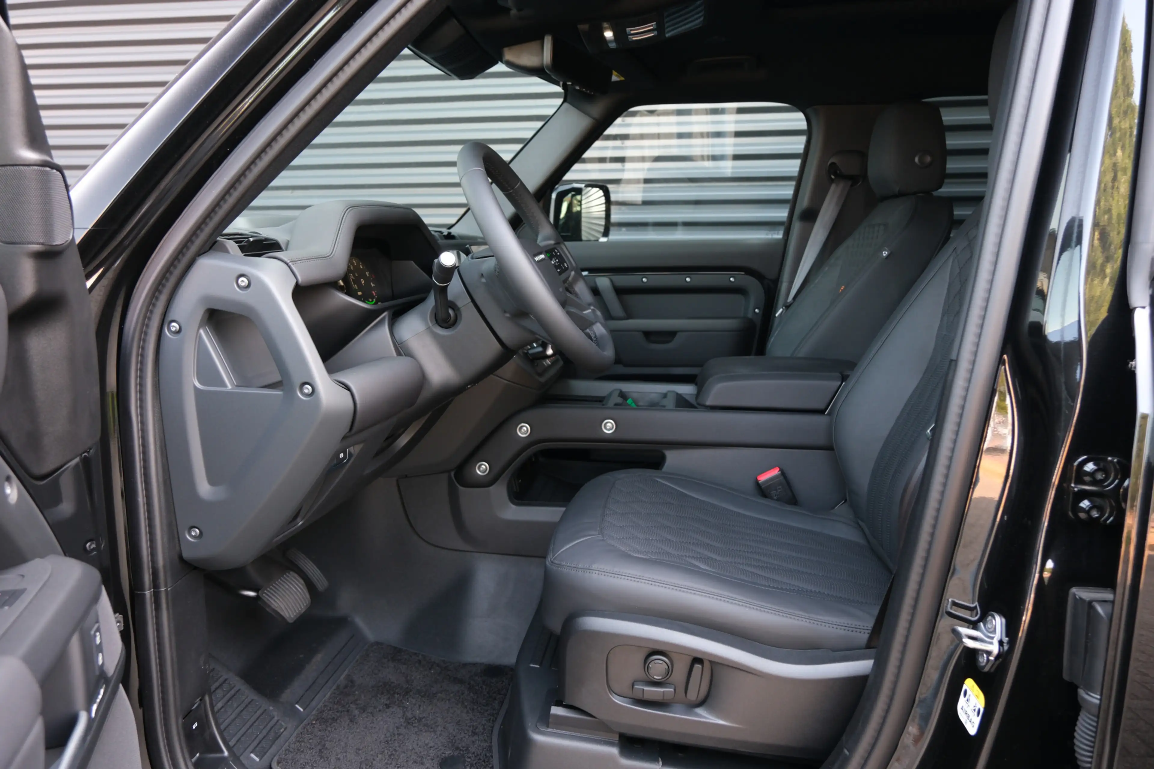 Land Rover Defender 110 2.0 P300e 110 X-Dynamic SE | NP € 115.567,- | — photo 4
