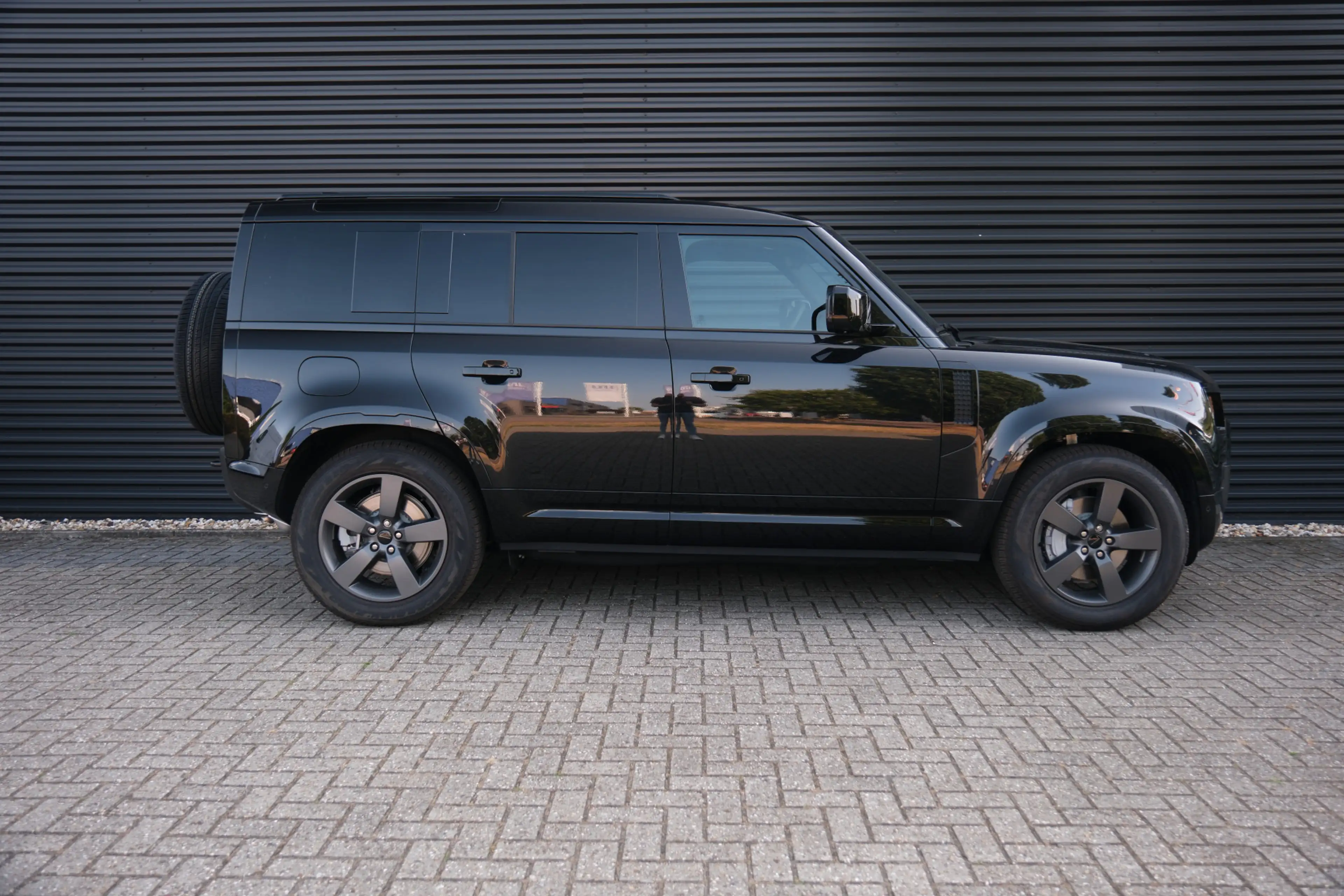 Land Rover Defender 110 2.0 P300e 110 X-Dynamic SE | NP € 115.567,- | — photo 9