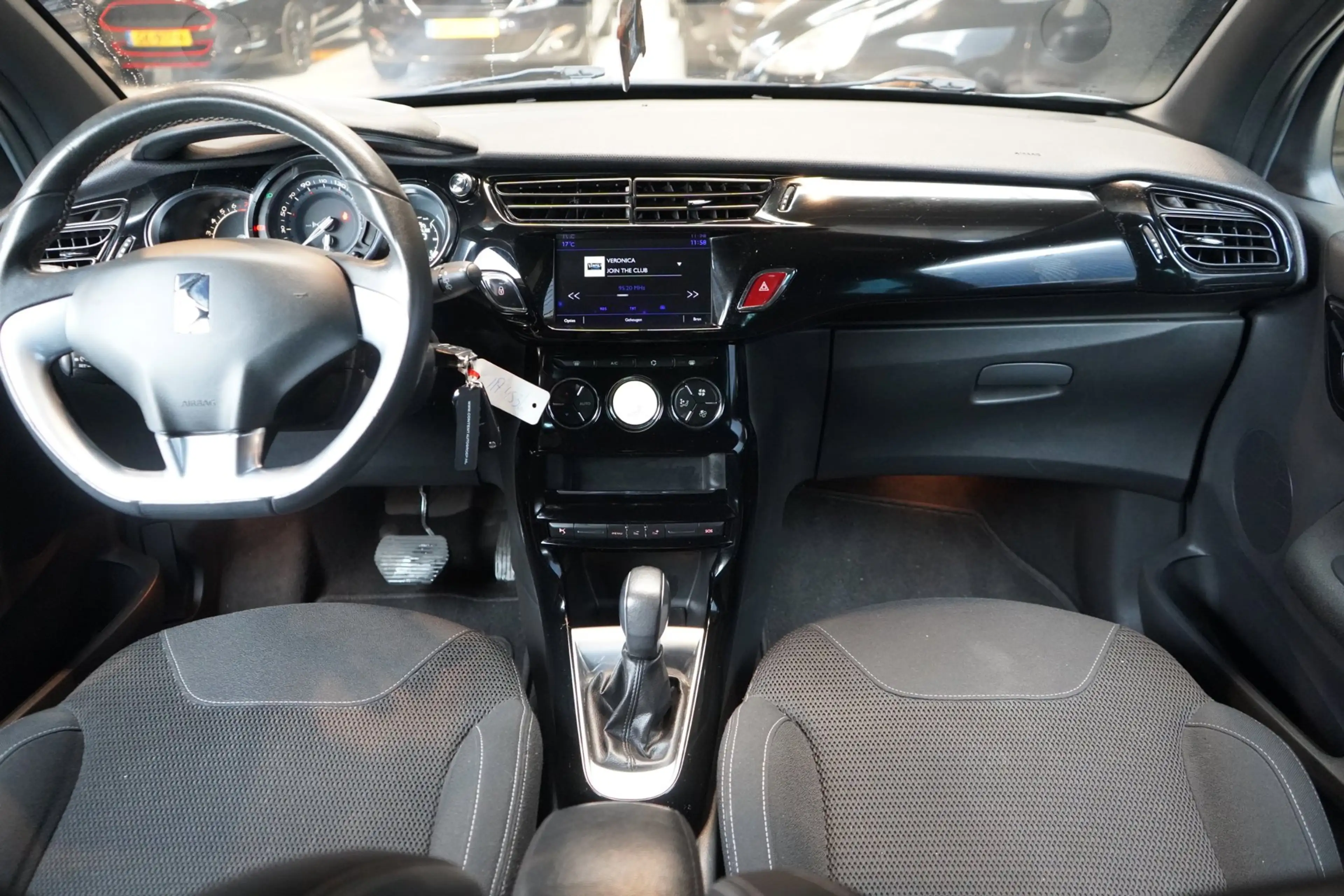 DS Automobiles DS 3 1.2 PureTech So Chic | AUT | CRUISE | PDC | AIRCO — photo 2