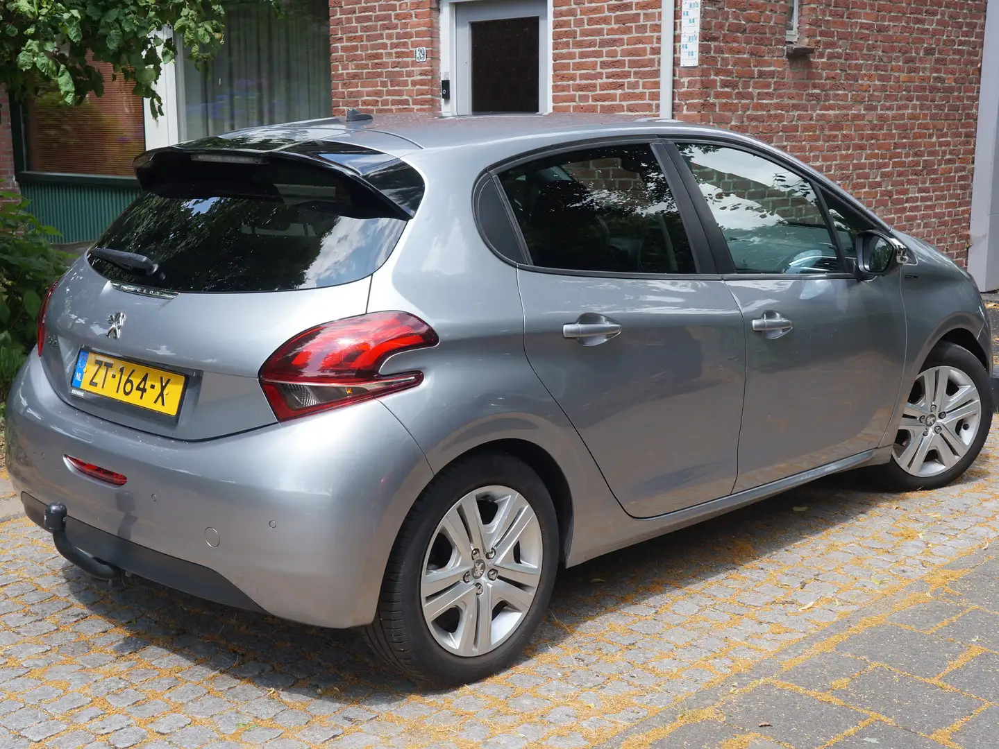 Peugeot 208 1.2 PureT. Signature autom | navig | Airco | CC Grijs - 2