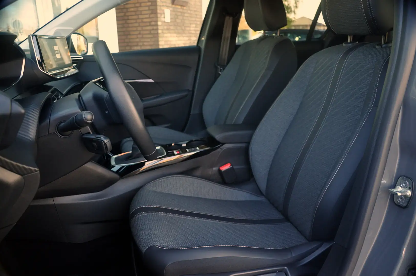 Peugeot 208 1.2 PureTech 100 Allure | Navigatie | 360 Gr Camer Gris - 2