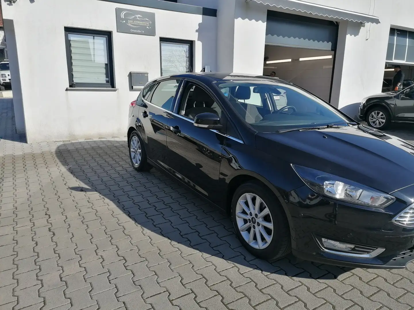 Ford Focus 1.5 EcoBoost Start-Stopp-System Titanium Schwarz - 2