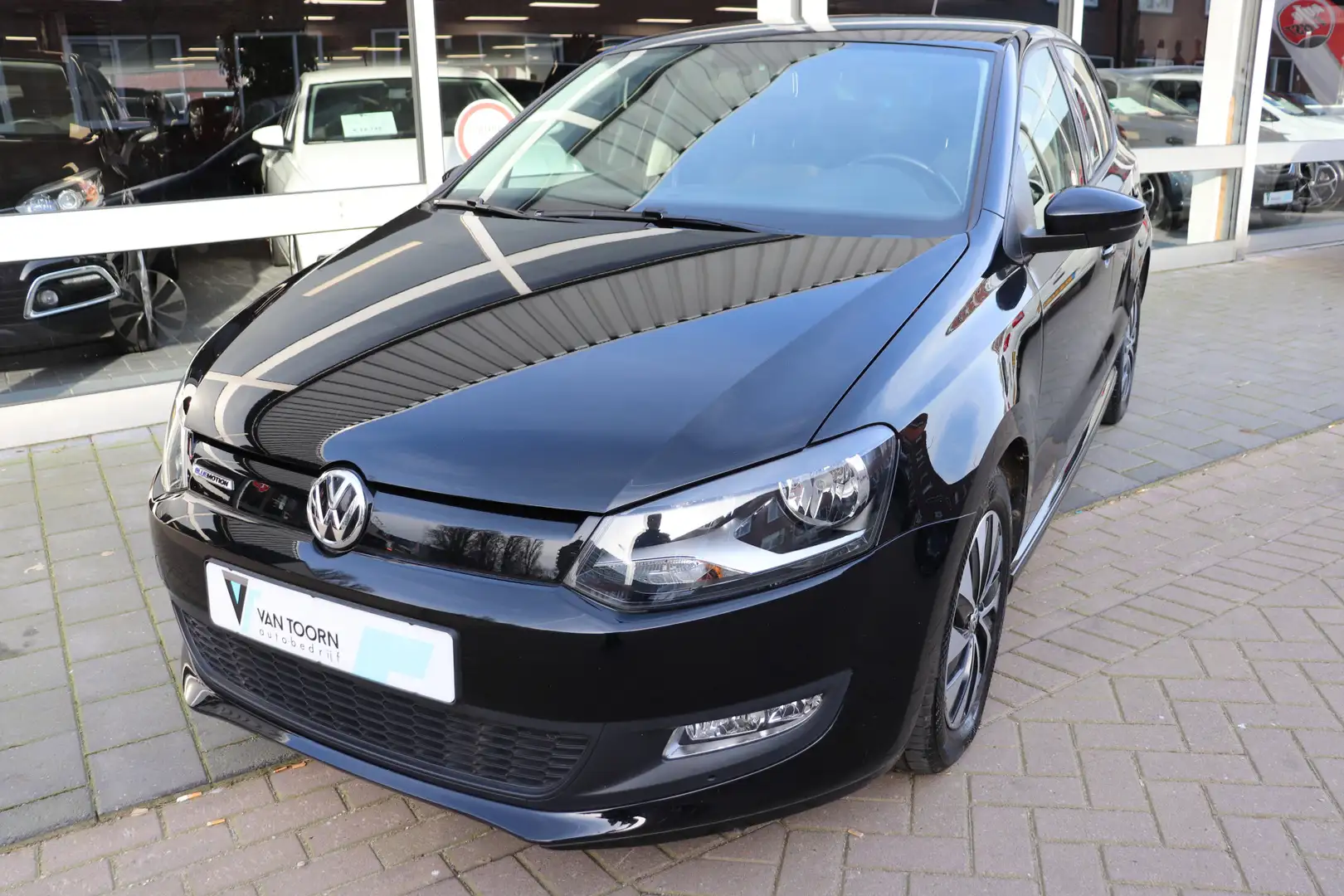 Volkswagen Polo 1.0 BlueMotion Edition. Dealeronderhouden. Zwart - 2