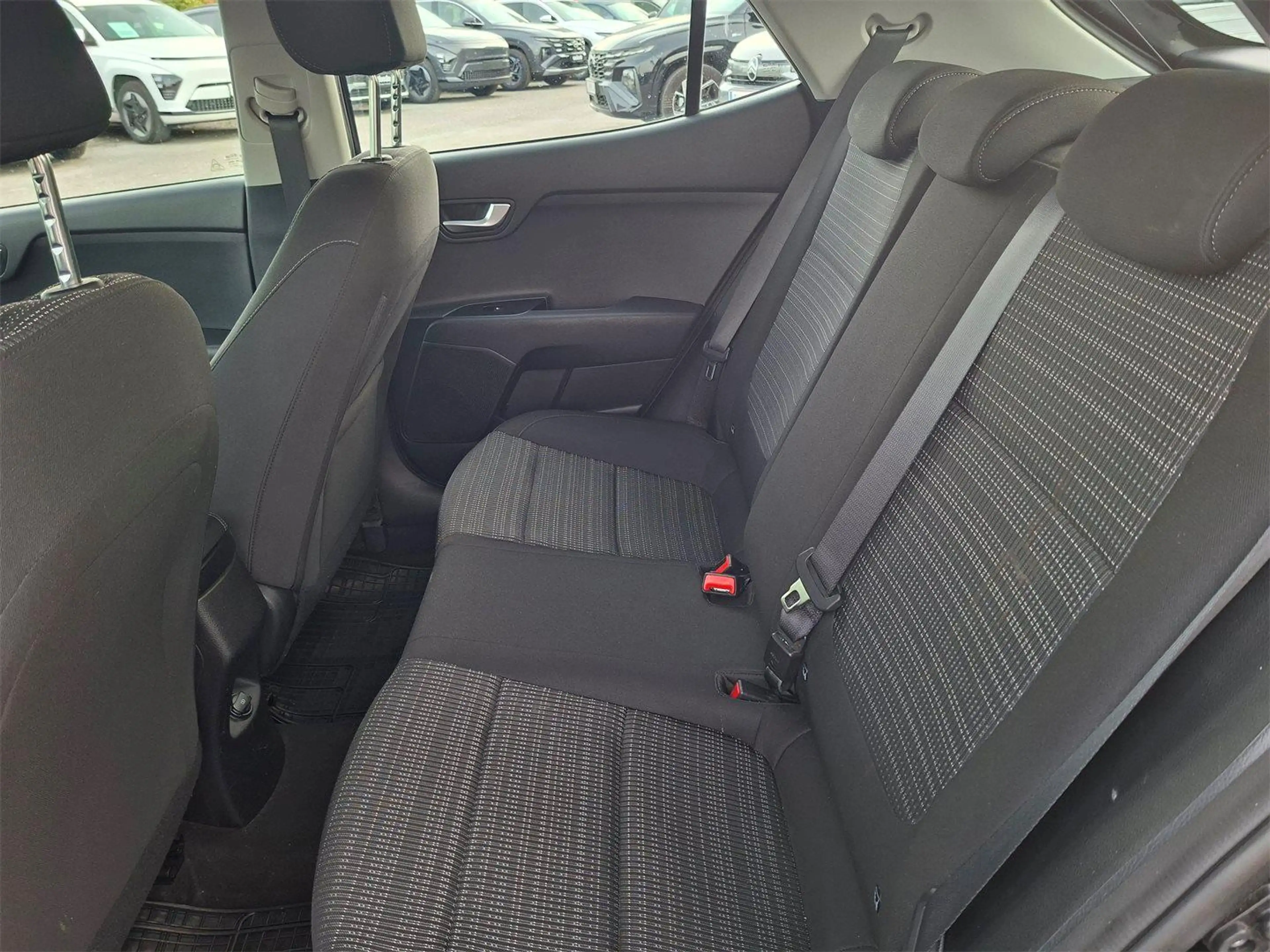Kia Stonic 1,25 MPI ISG Silber — photo 12