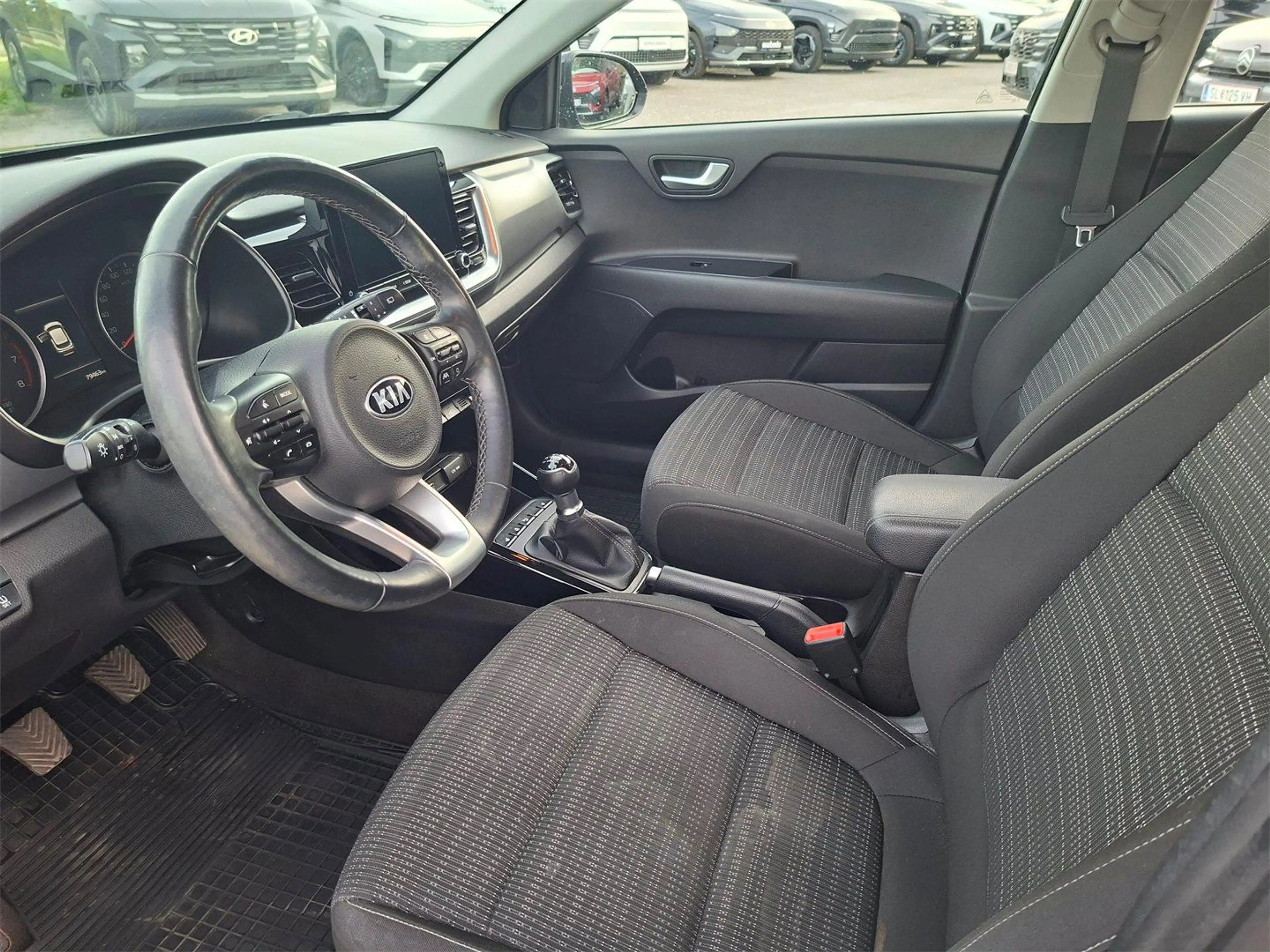 Kia Stonic 1,25 MPI ISG Silber — photo 9
