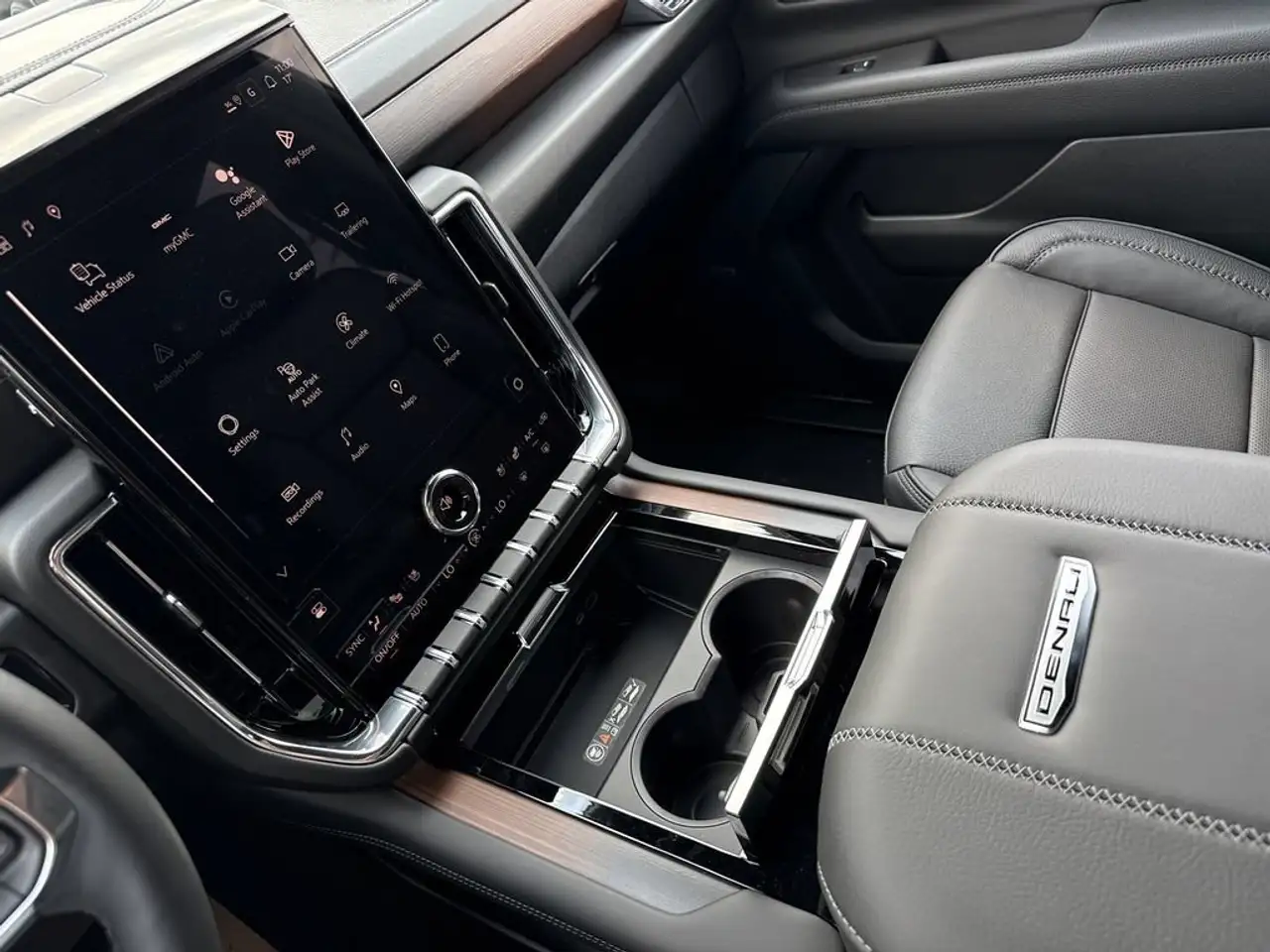 GMC Yukon снимка GMC Yukon