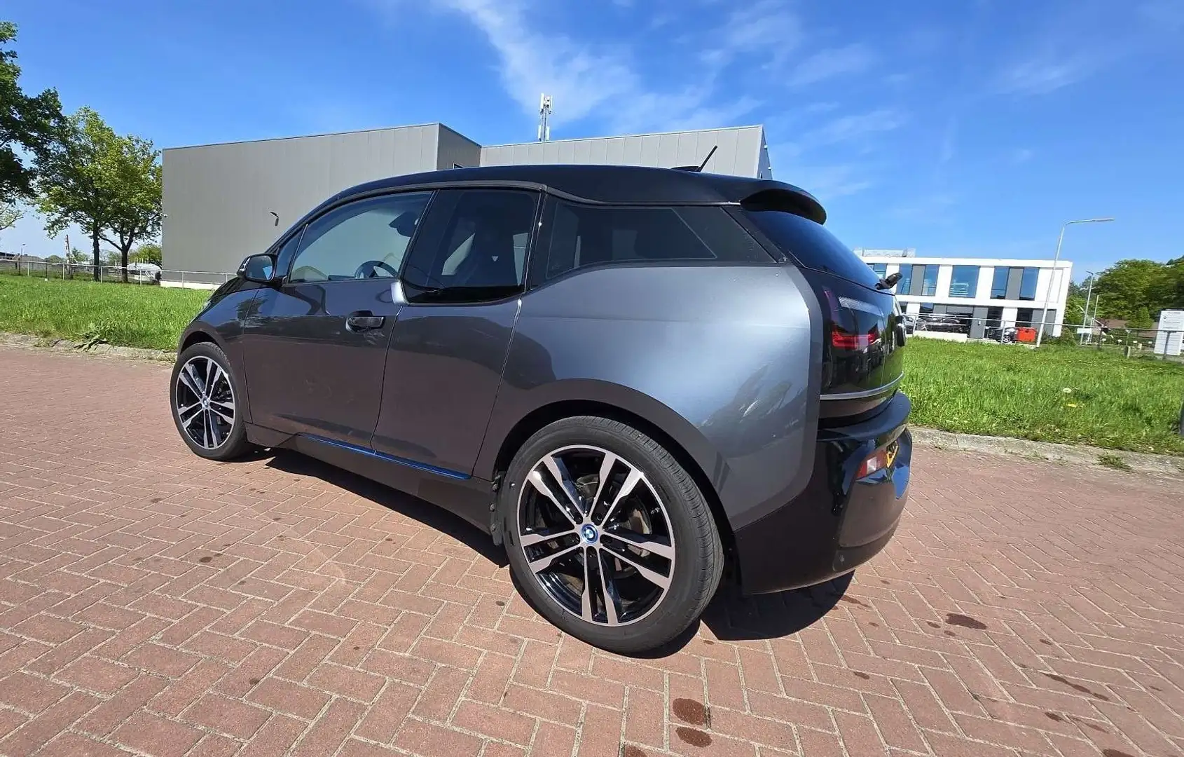BMW i3 120Ah 42kWh, gratis onderhoud tot 2027 Grijs - 2