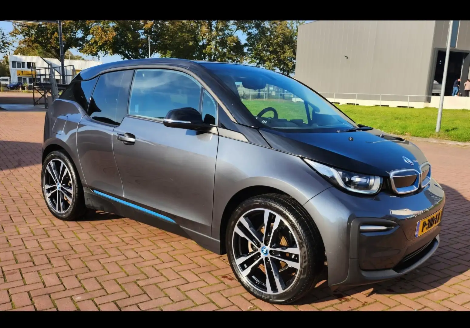 BMW i3 120Ah 42kWh, gratis onderhoud tot 2027 Grijs - 1
