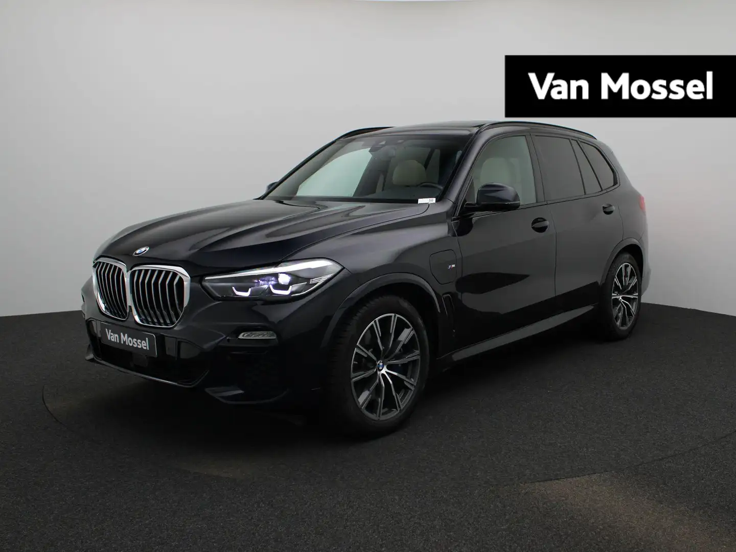 BMW X5 xDrive45e High Executive | VERWACHT | LUCHTVERING Zwart - 1