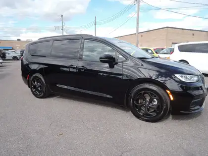 Black 2025 Chrysler Pacifica Minivan Front-Wheel Drive 9-Speed Automatic