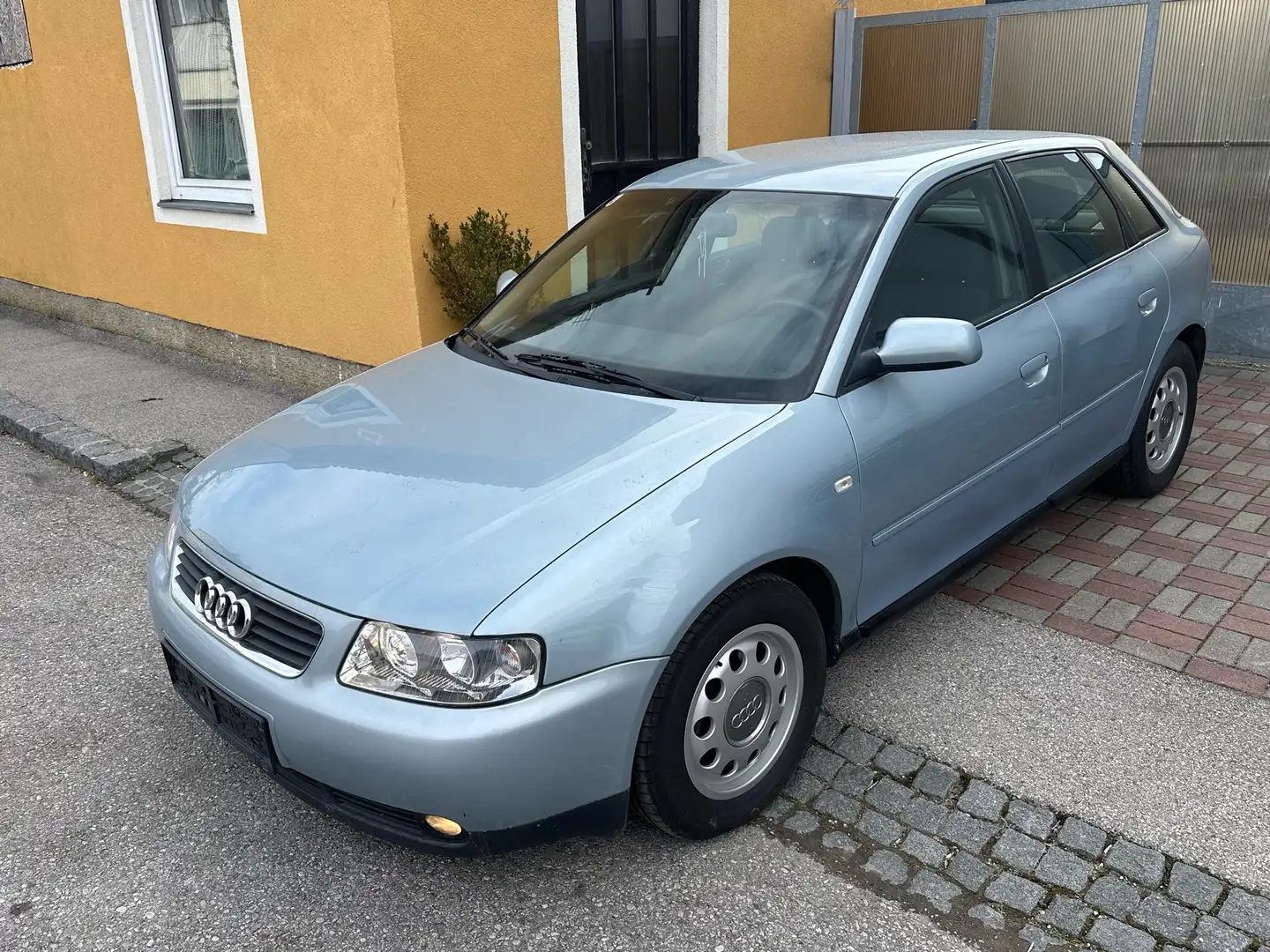 Audi A3 1.9 TDI PD 101PS Attraction Blau - 1