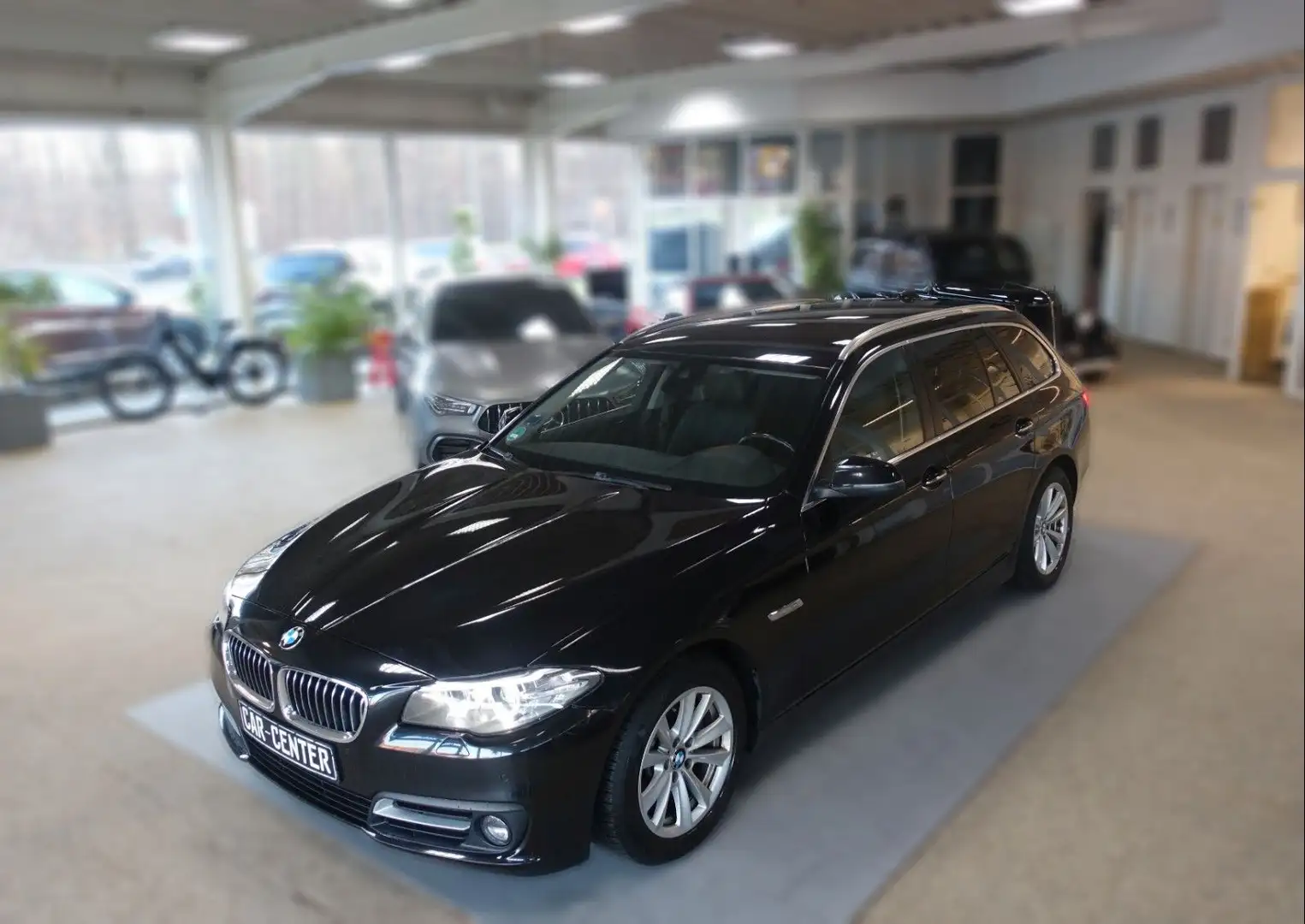 BMW 520 d Touring Business; NAVIG/ LEDER/ KAM/ HiFi/ Schwarz - 1