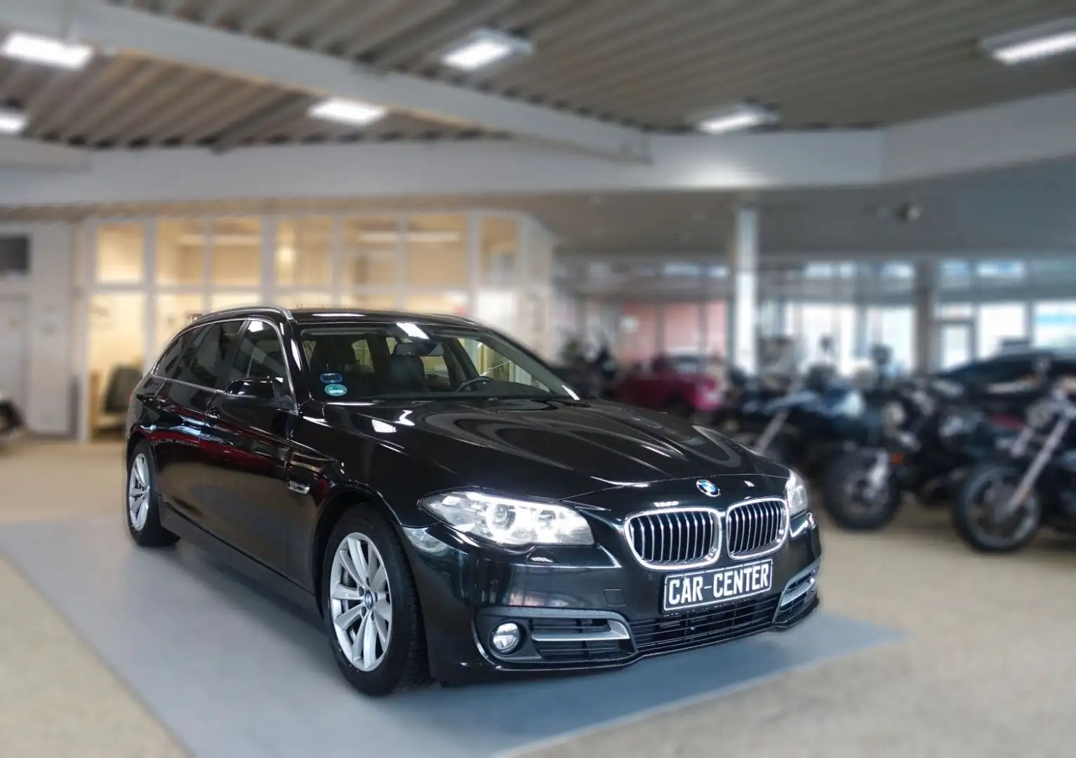 BMW 520 d Touring Business; NAVIG/ LEDER/ KAM/ HiFi/ Schwarz - 2