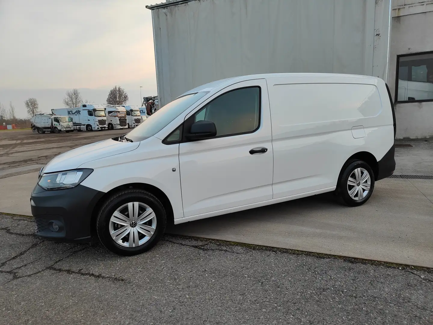 Volkswagen Caddy Cargo Maxi 2.0  TDI  102 CV KM 38.200 Weiß - 2