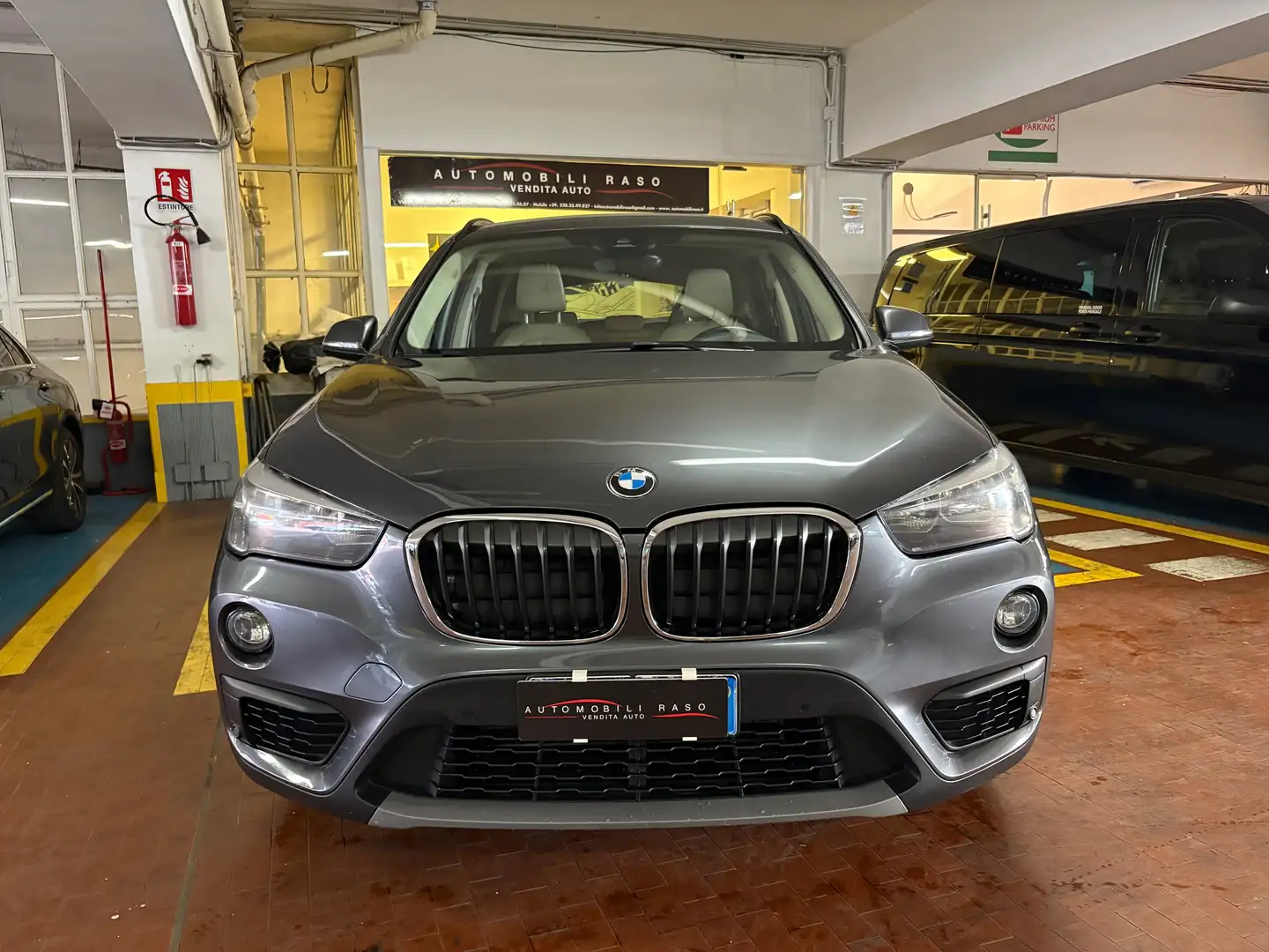 BMW X1 X1 sdrive18d Grijs - 2