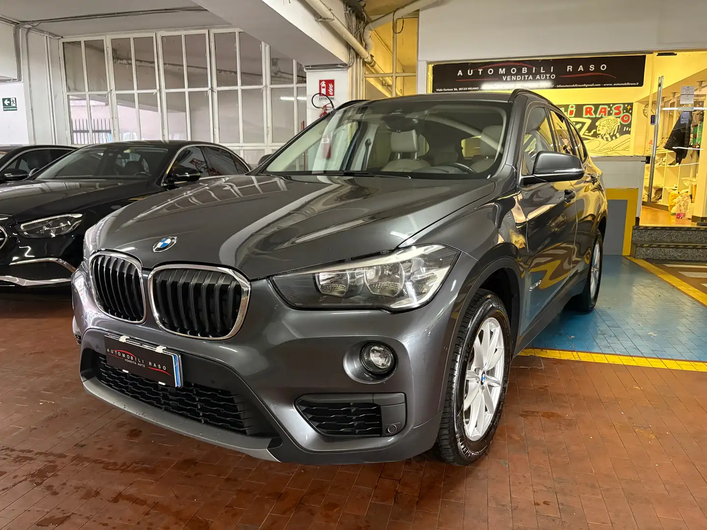 BMW X1 X1 sdrive18d Grijs - 1