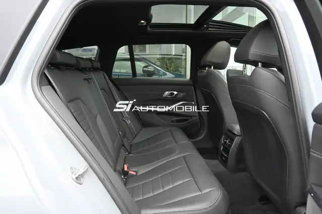 BMW 3 Series view 14