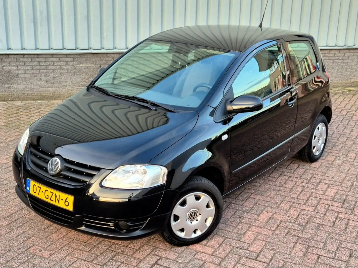 Volkswagen Fox 1.2 Nieuwe APK 50.000 km Origineel NAP! Zwart - 1