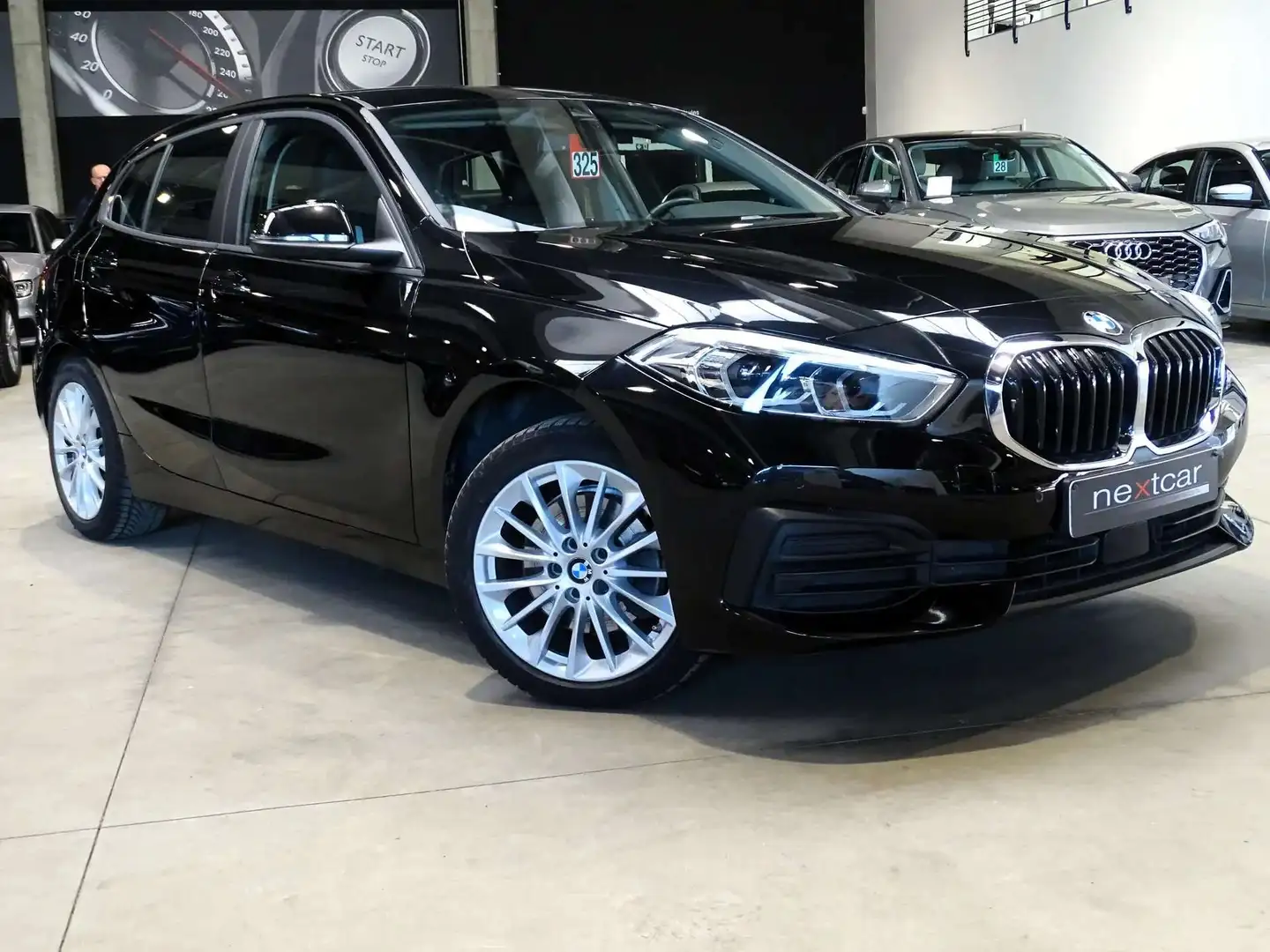 BMW 118 iA Hatch Sportline *FULL LED-NAVI-DIGITAL-PARKING* Zwart - 2