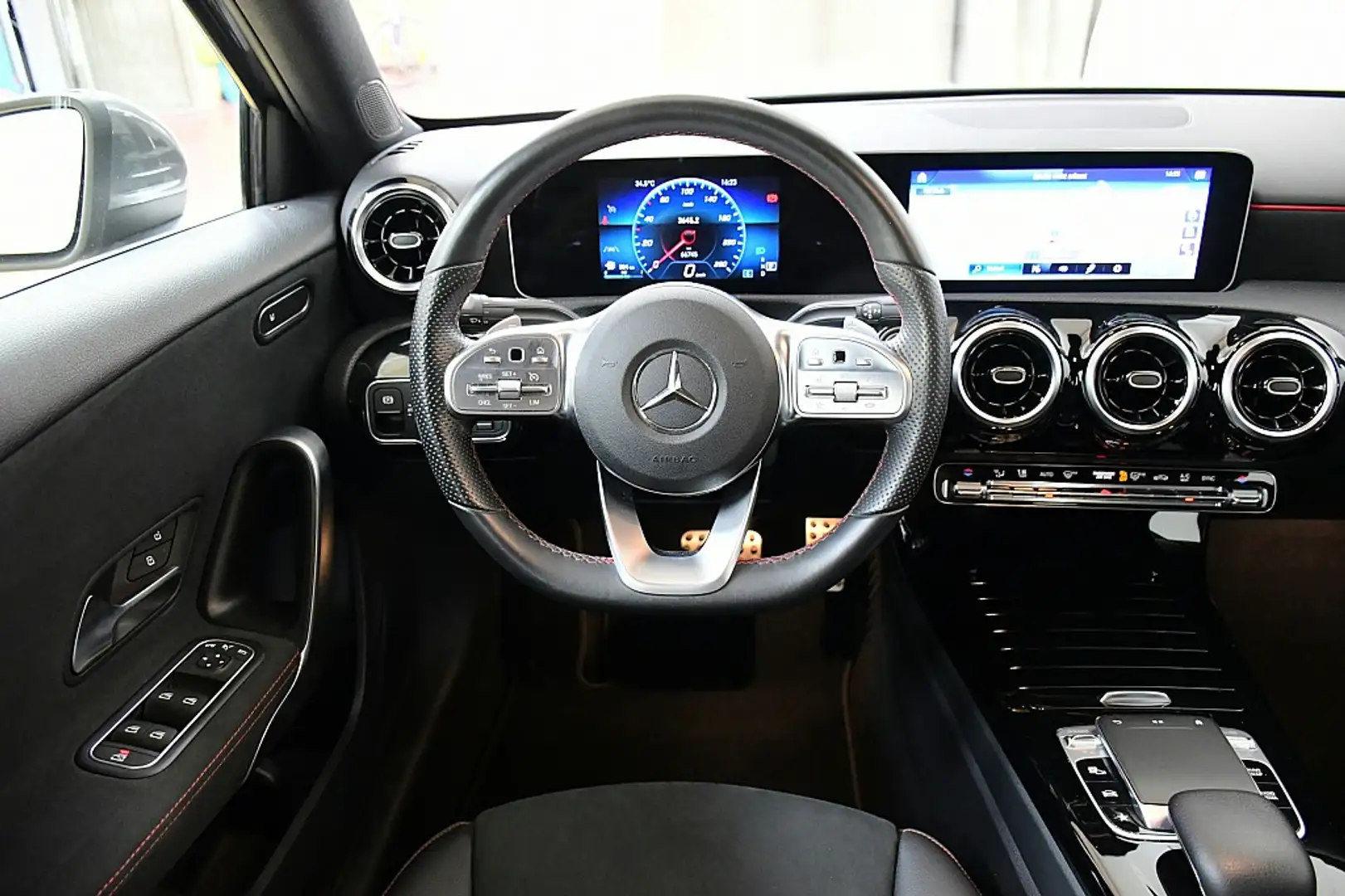 Mercedes-Benz A 180 d Limousine Aut. Grau - 2