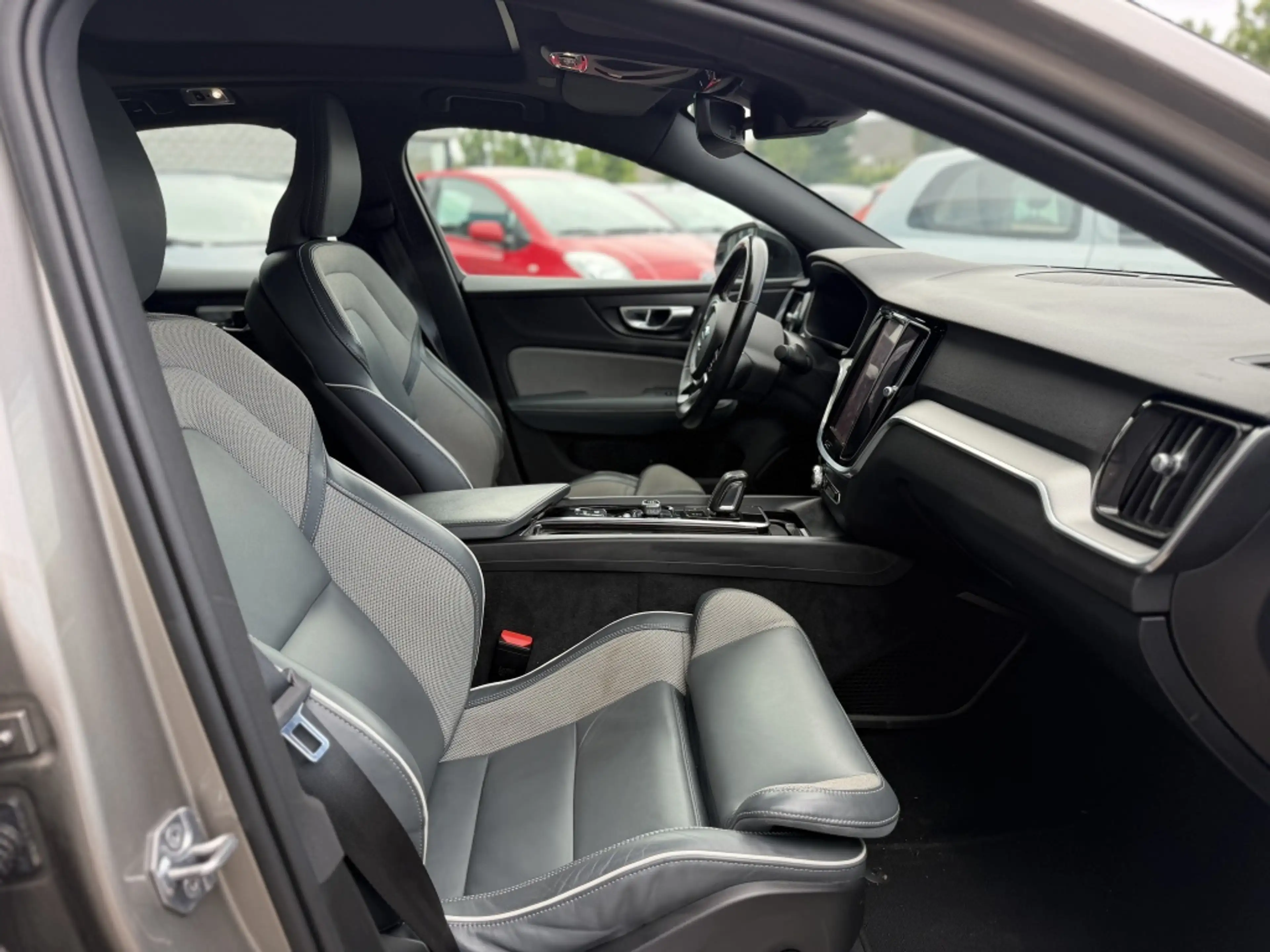 Volvo S60 2.0 B3 R-Design — photo 7
