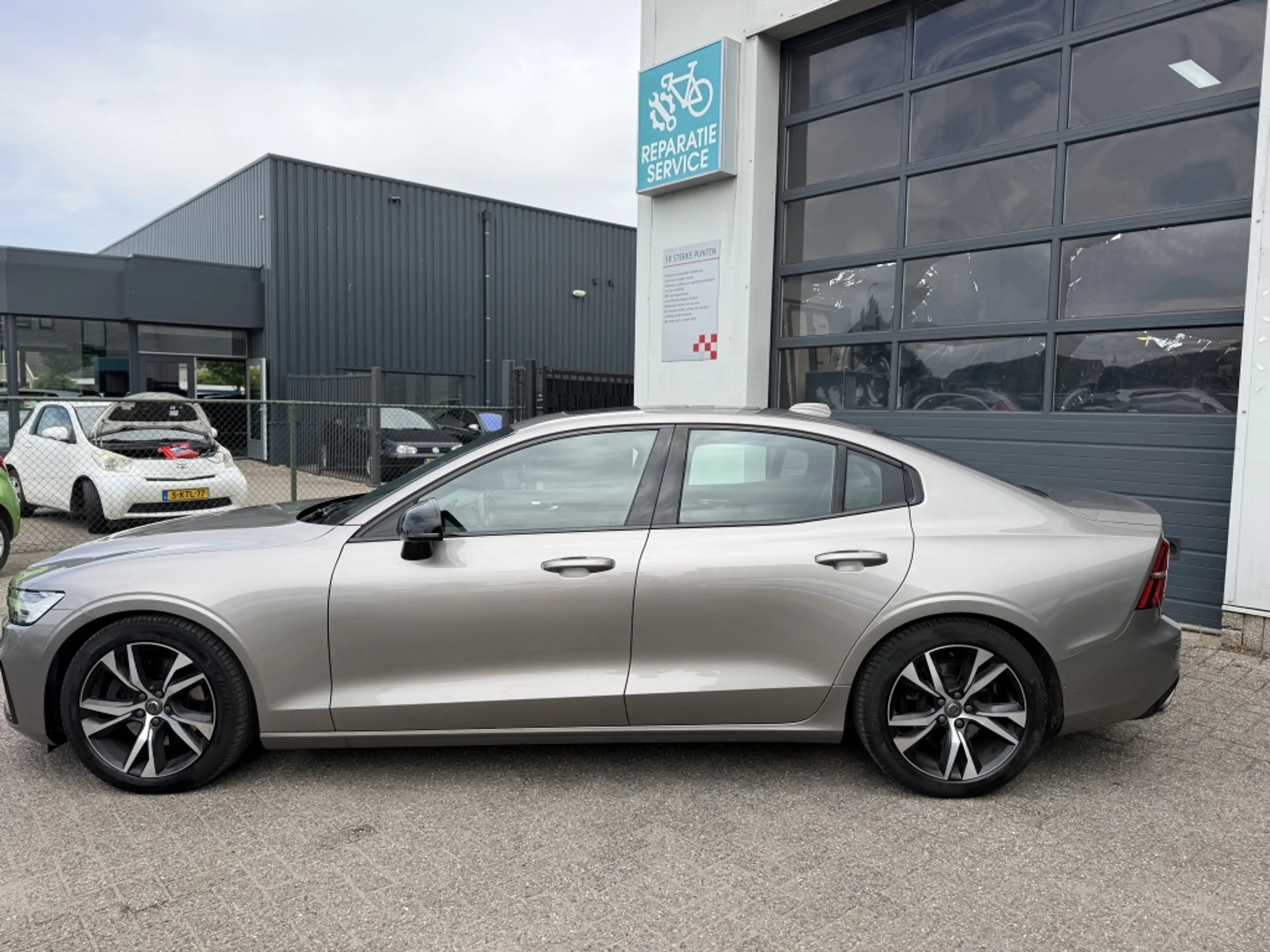 Volvo S60 2.0 B3 R-Design — photo 5