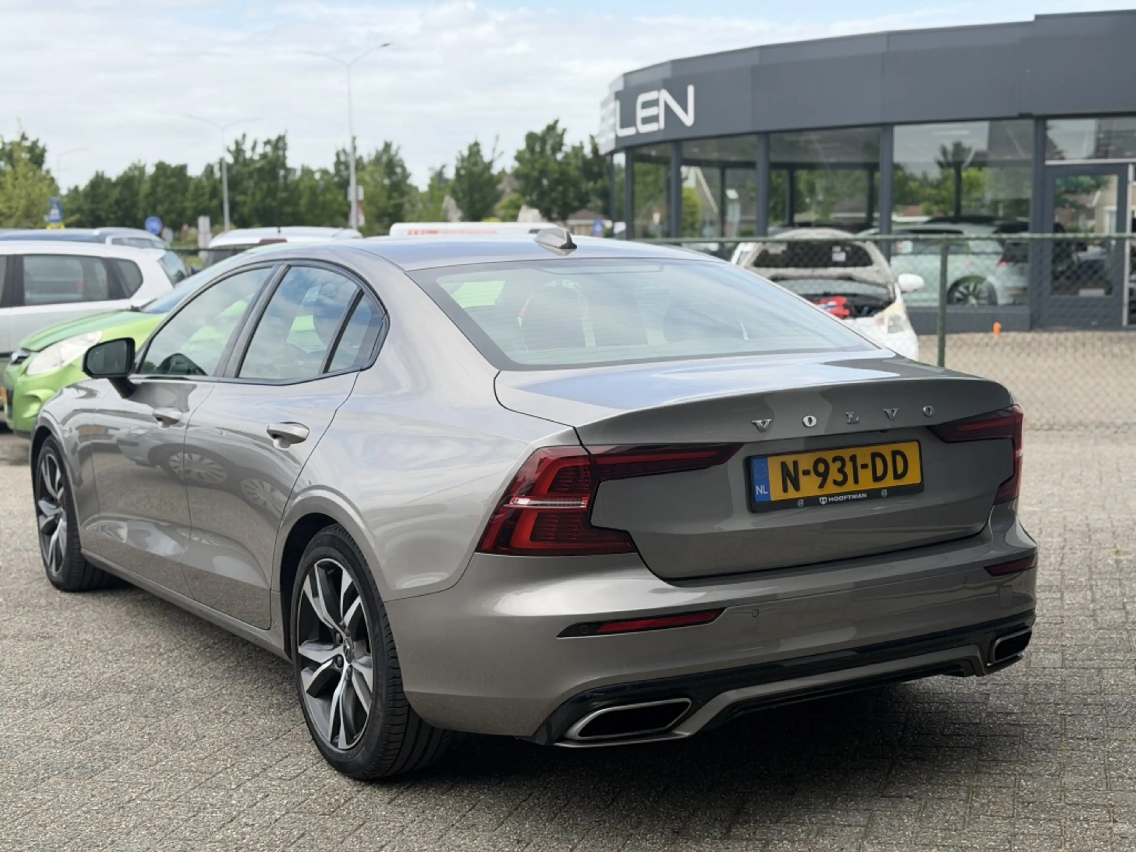Volvo S60 2.0 B3 R-Design — photo 3