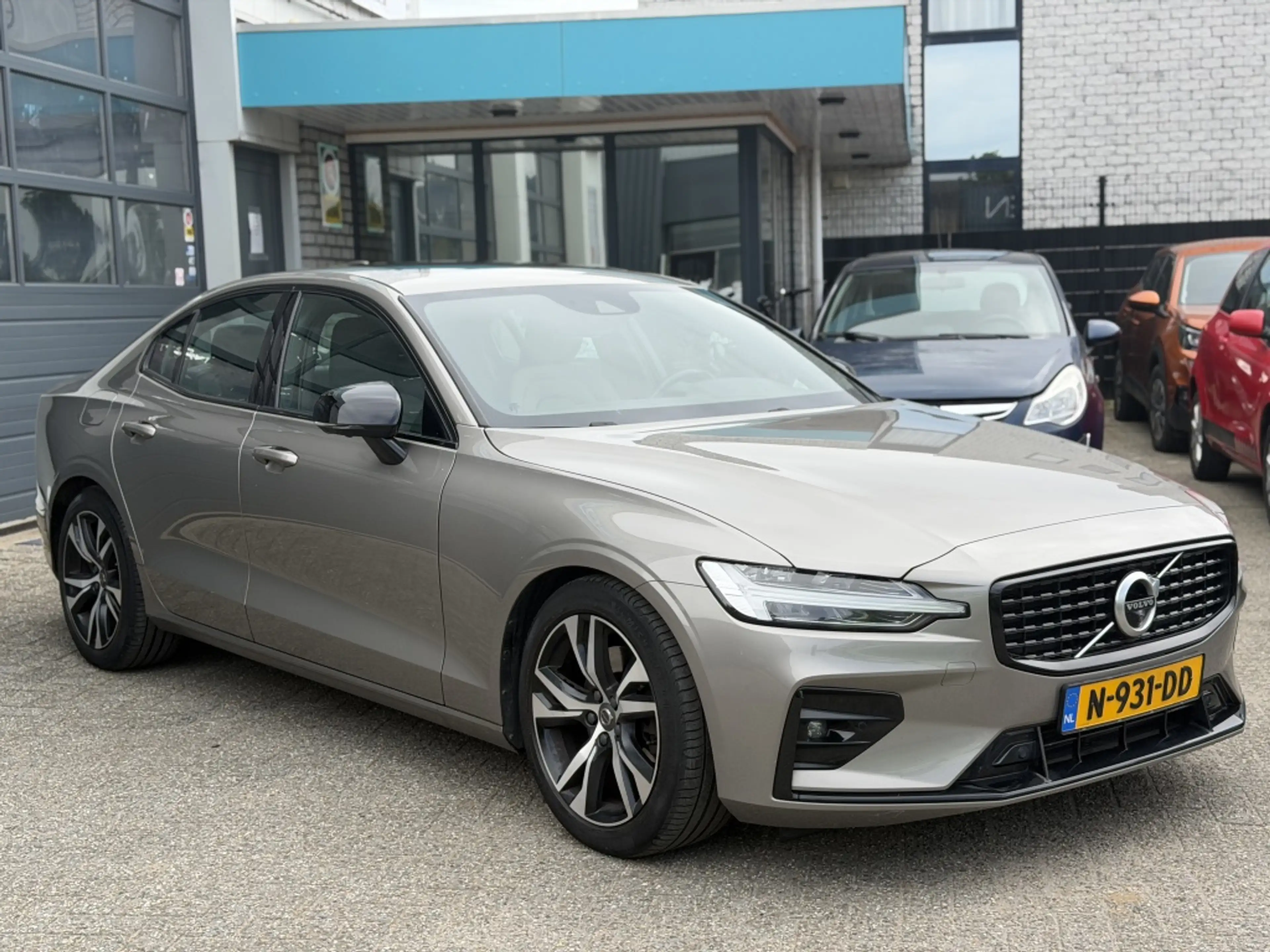 Volvo S60 2.0 B3 R-Design — photo 2