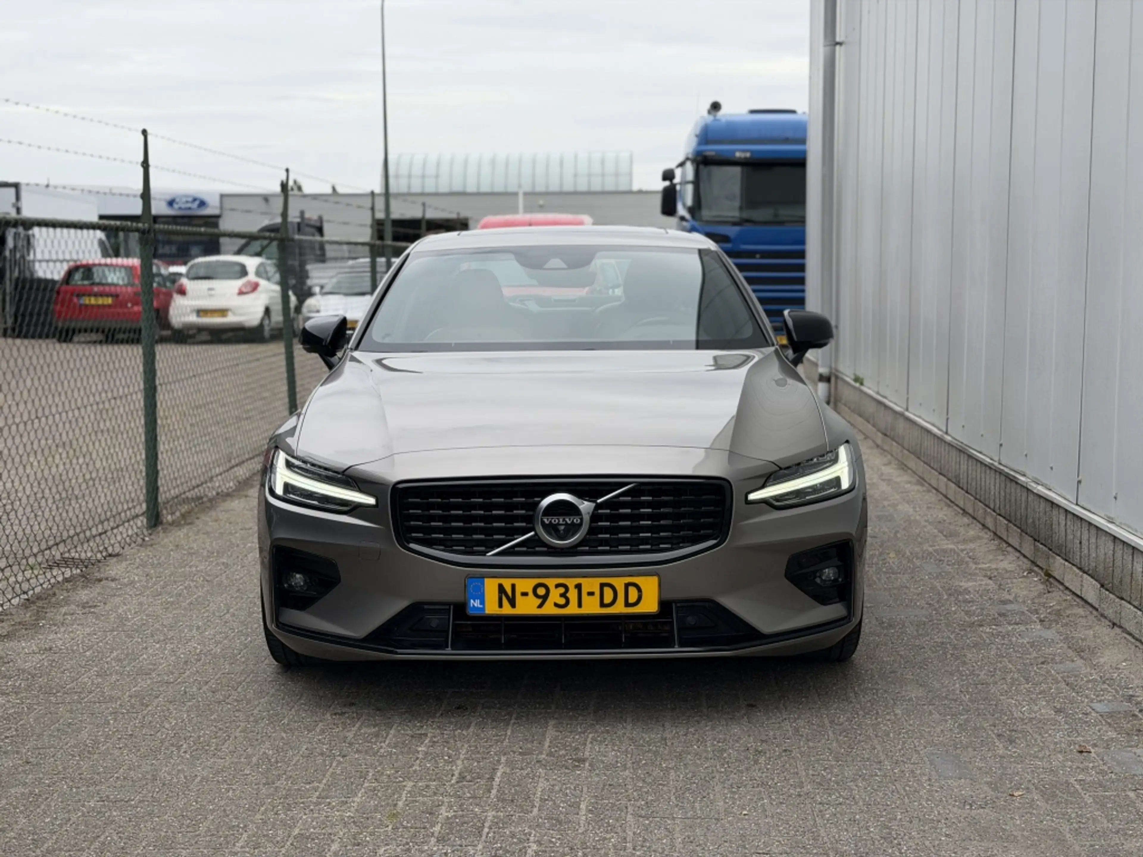 Volvo S60 2.0 B3 R-Design — photo 6