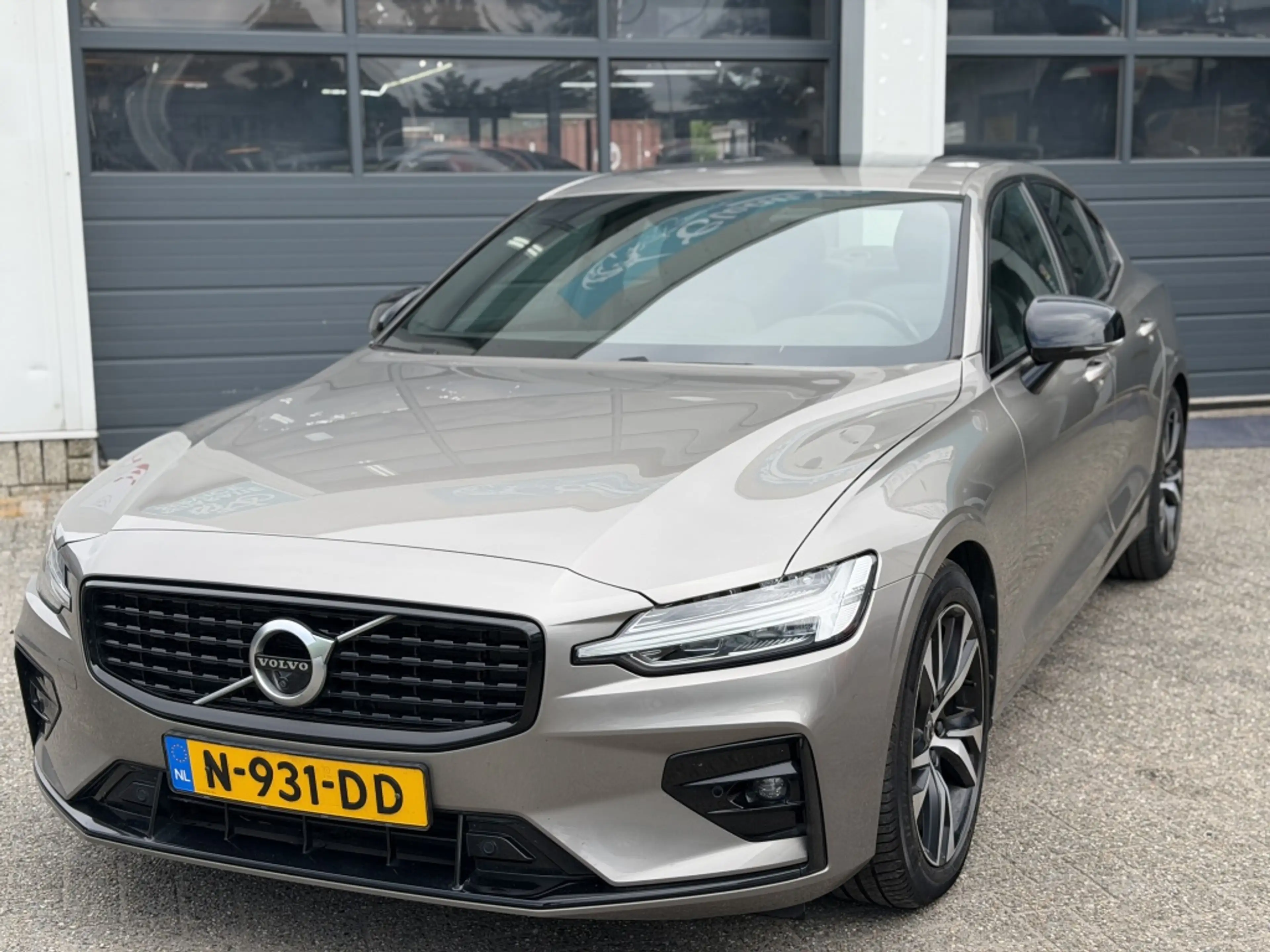 Volvo S60 2.0 B3 R-Design — photo 4