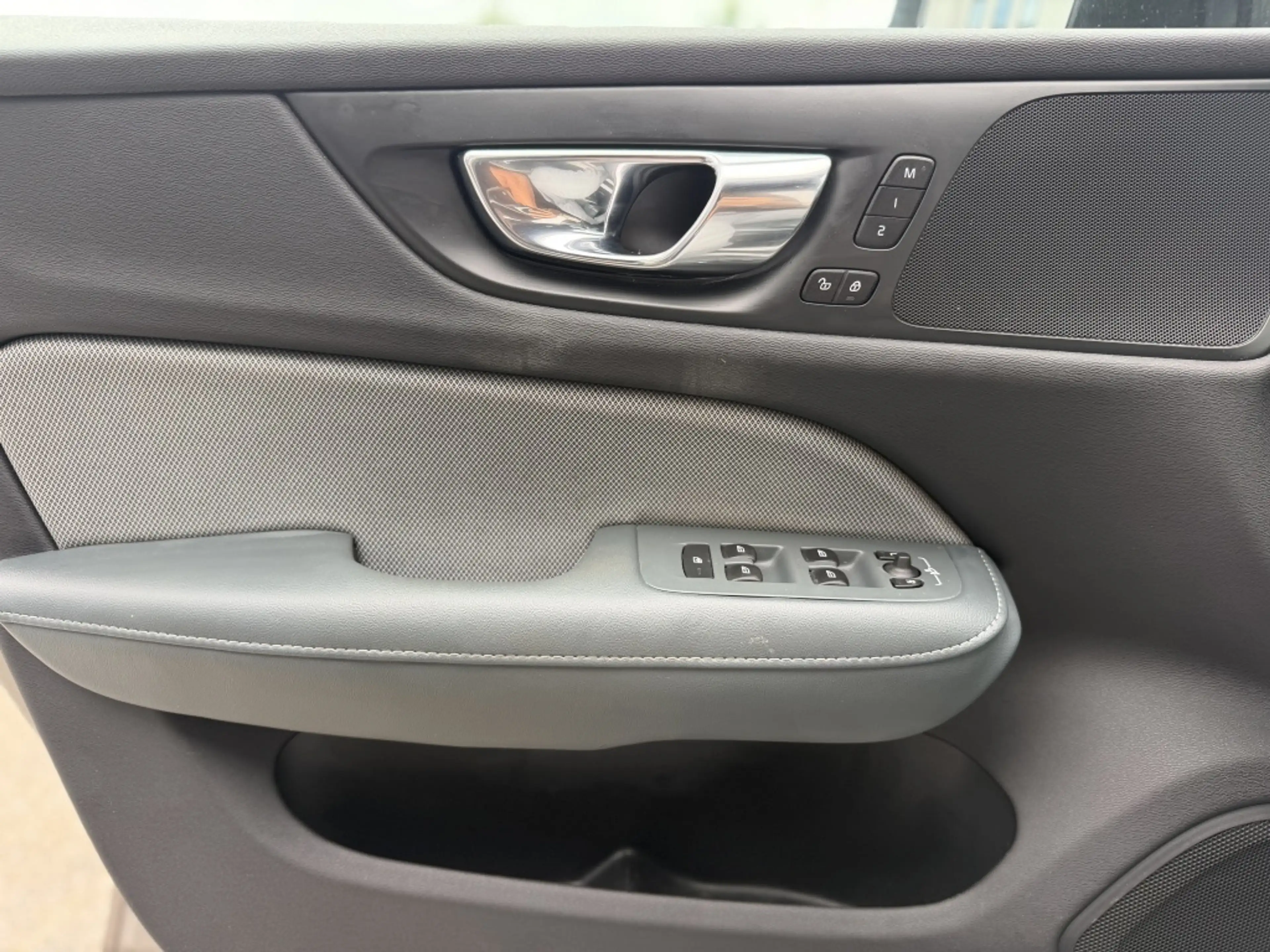Volvo S60 2.0 B3 R-Design — photo 13