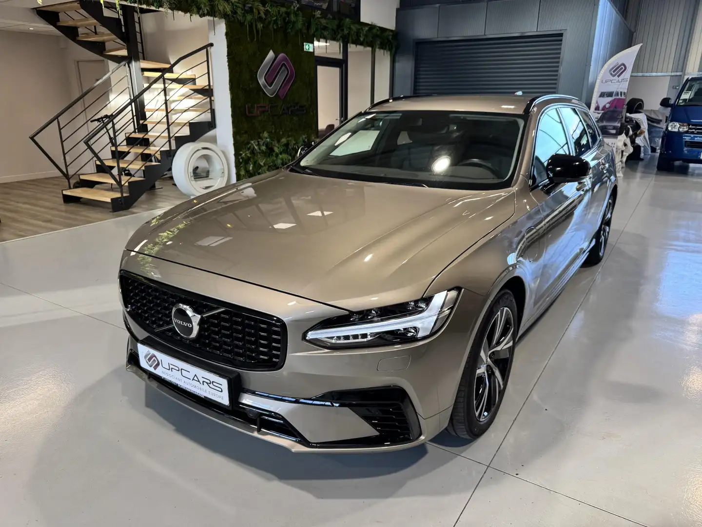Volvo V90 II T8 AWD Recharge 303 + 87ch R-Design Expression Geartronic Grijs - 1