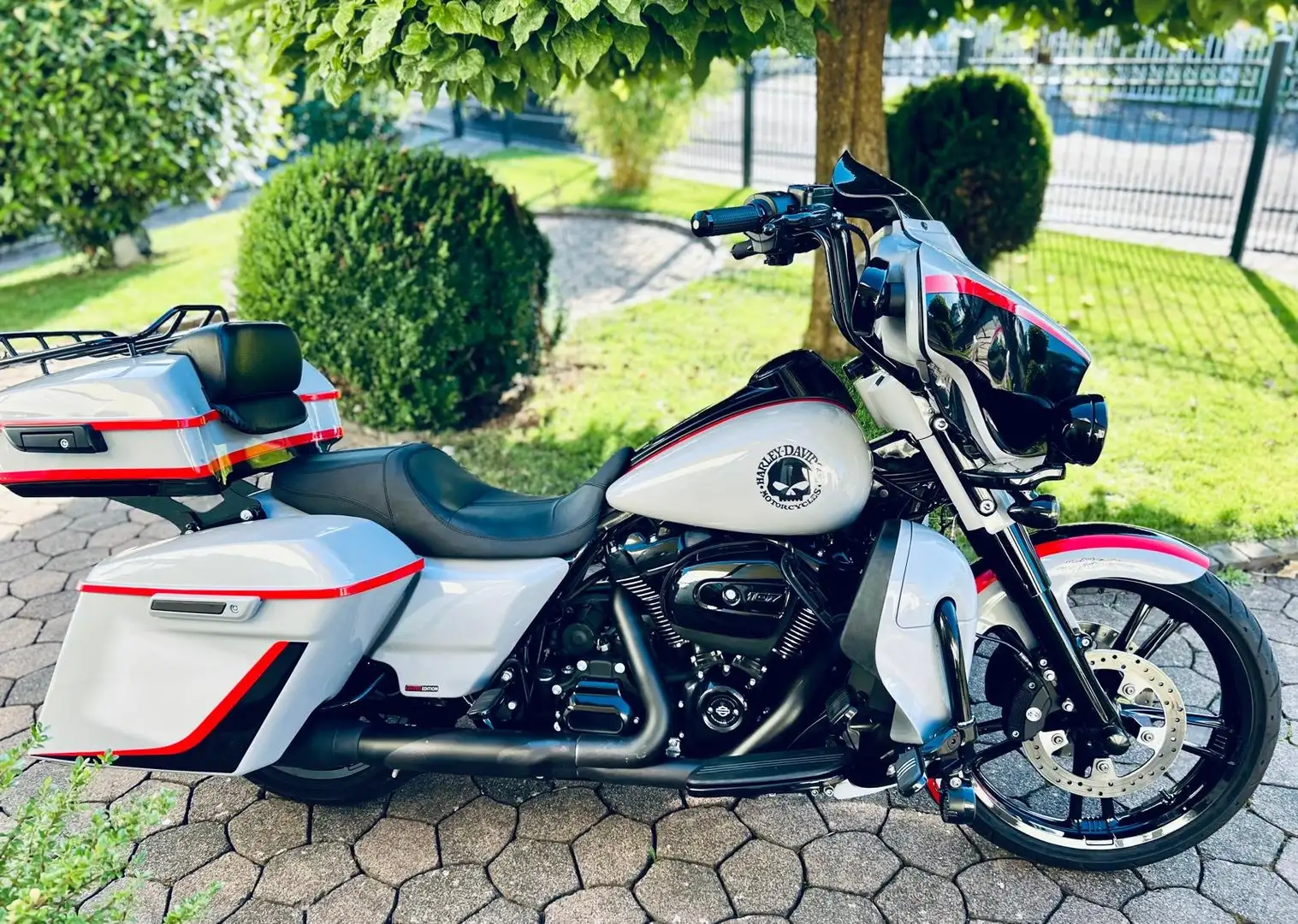 Harley-Davidson Street Glide Grau - 1