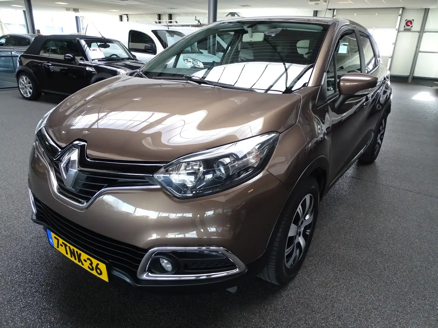 Renault Captur 0.9 TCe Expression Trekhaak, PDC, Airco, Cruise, E Bruin - 1