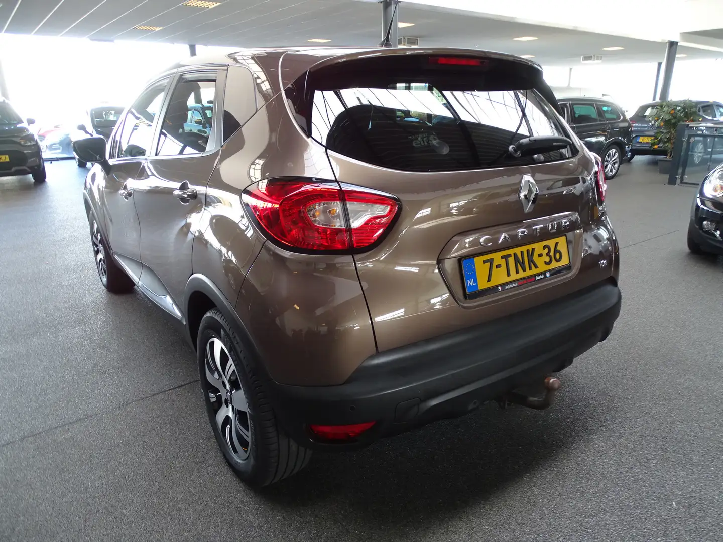 Renault Captur 0.9 TCe Expression Trekhaak, PDC, Airco, Cruise, E Bruin - 2