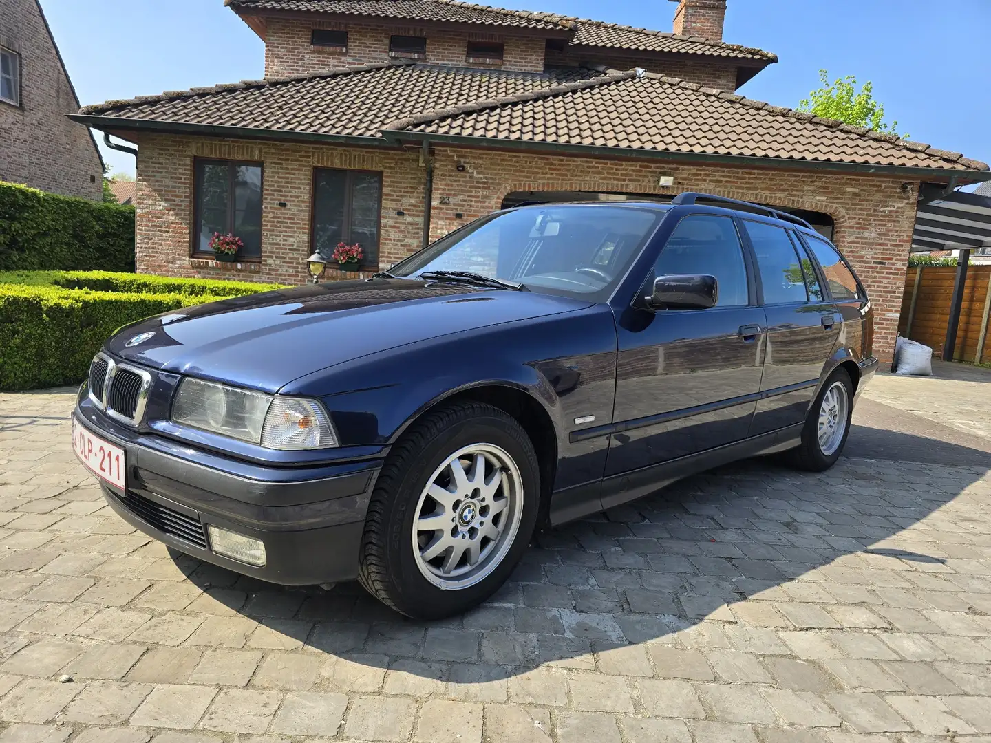 BMW 320 320i touring Comfort Edition Blauw - 1